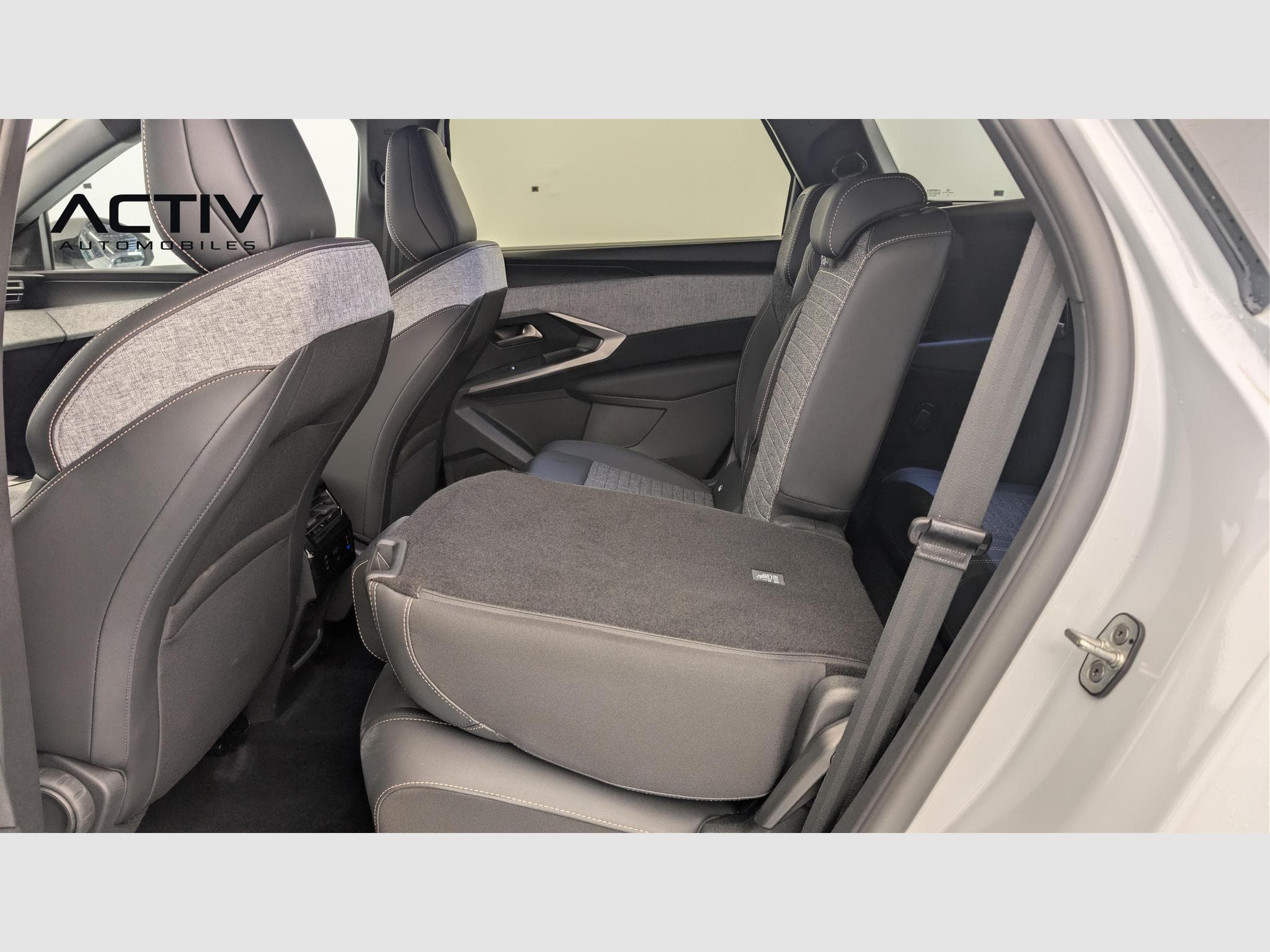 Peugeot 5008 HYBRID 145 CH E-DCS6 ALLURE (2025) - Photo 12