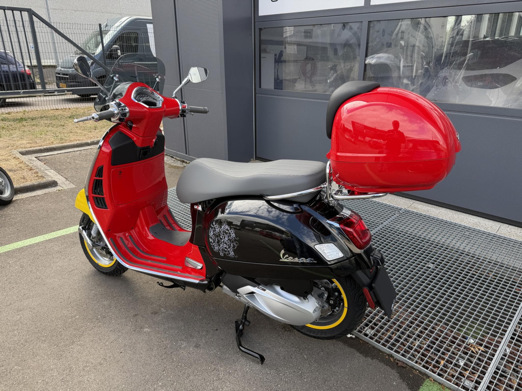 Vespa GTS 310 MICKEY MOUSE , édition spéciale GAS (2025) - Foto 5