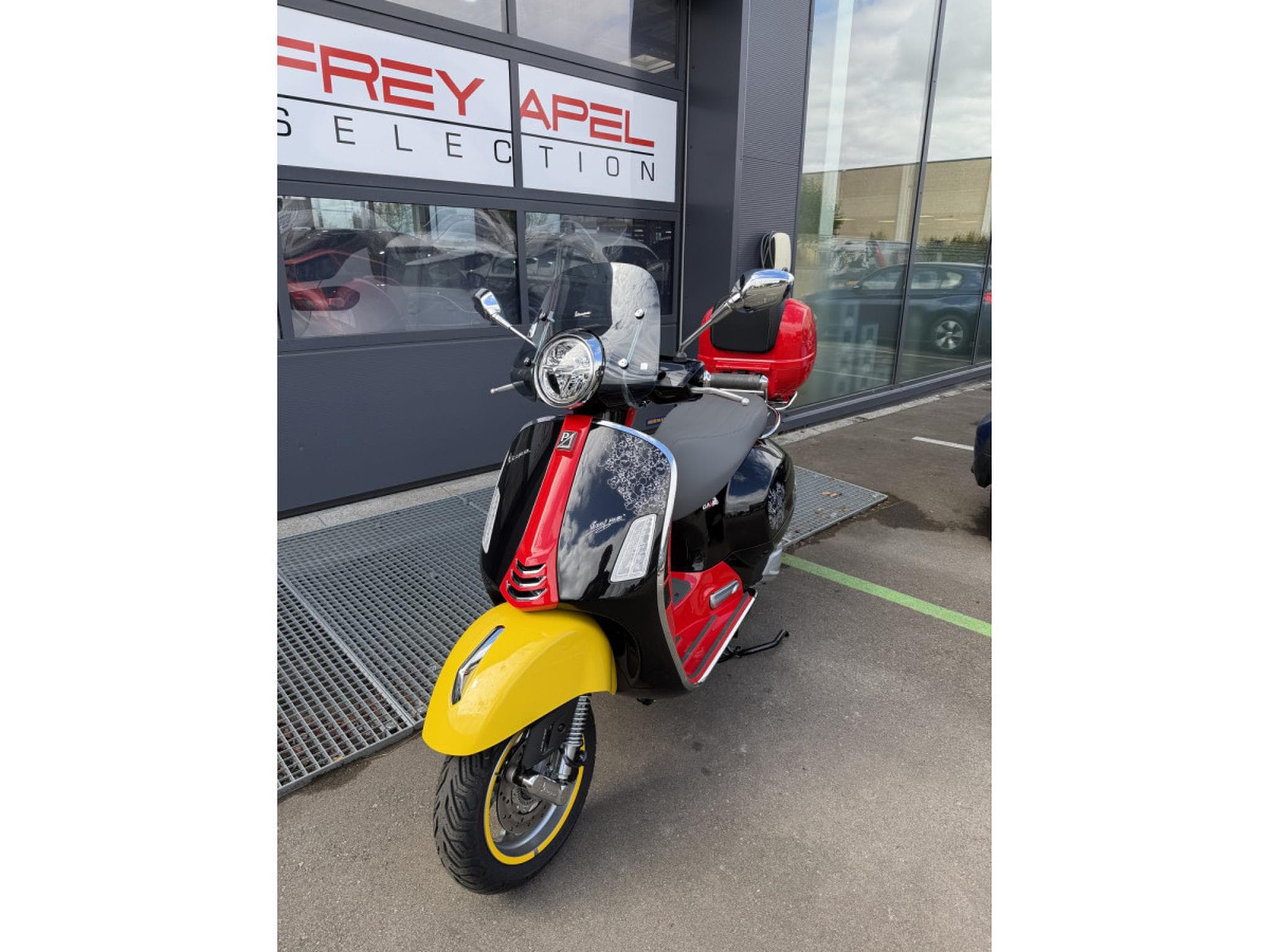 Vespa GTS 310 MICKEY MOUSE , édition spéciale GAS (2025) - Foto 2