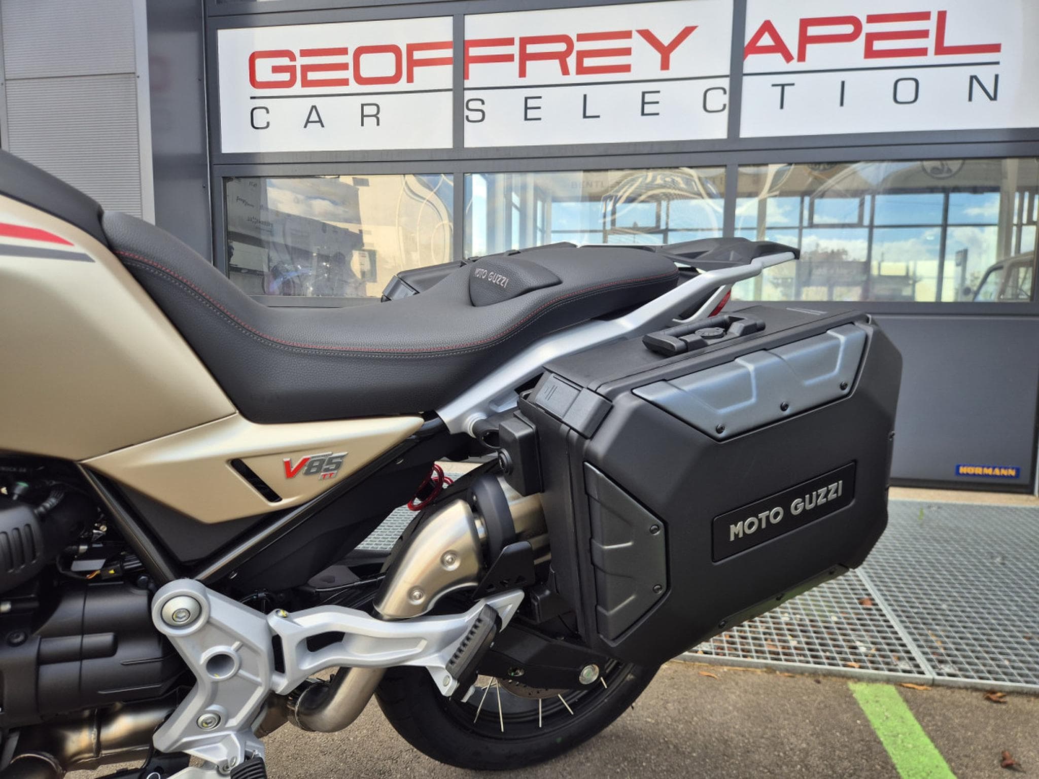 Moto Guzzi V85 TT TRAVEL (2026) - Photo 3