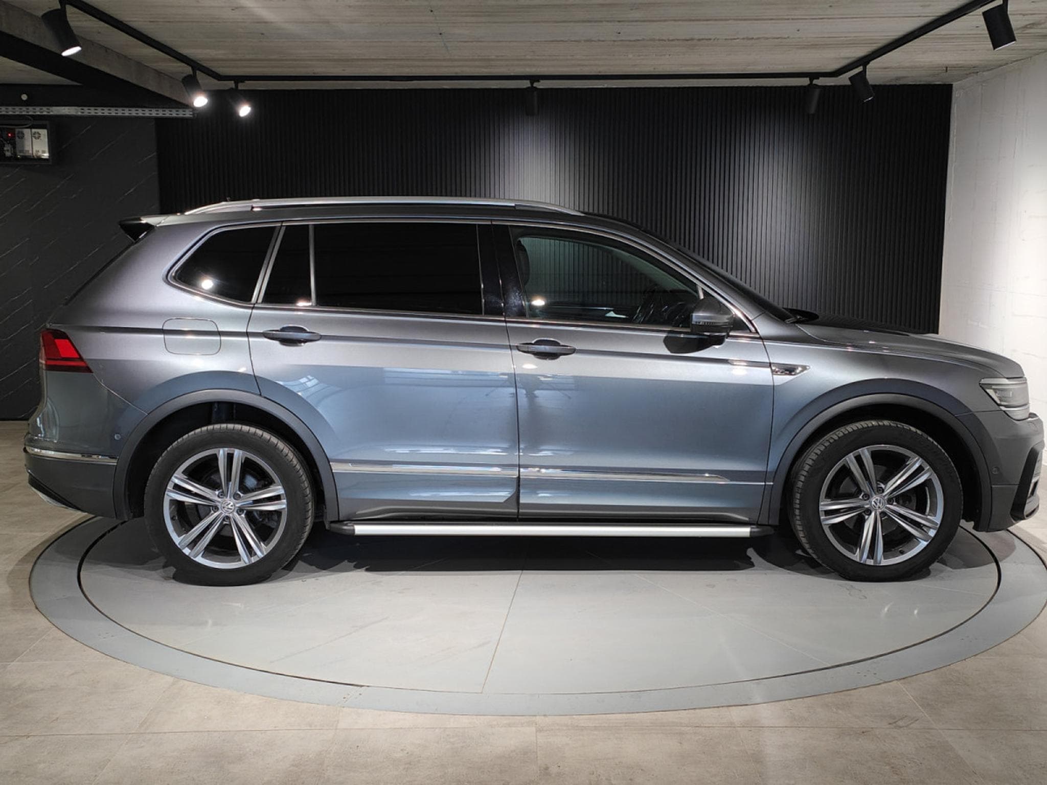 VW Tiguan R-Line 2.0 TDI DSG 7 PLACES CARPLAY SIEGE CHAUFFANTS BLUETHO (2019) - Photo 2