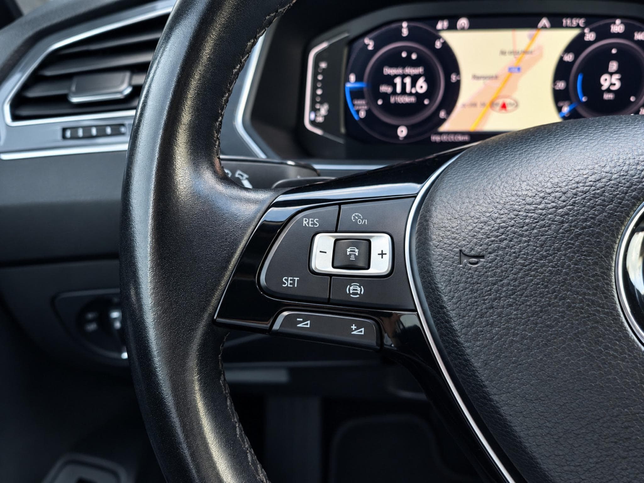 VW Tiguan R-Line 2.0 TDI DSG 7 PLACES CARPLAY SIEGE CHAUFFANTS BLUETHO (2019) - Photo 17