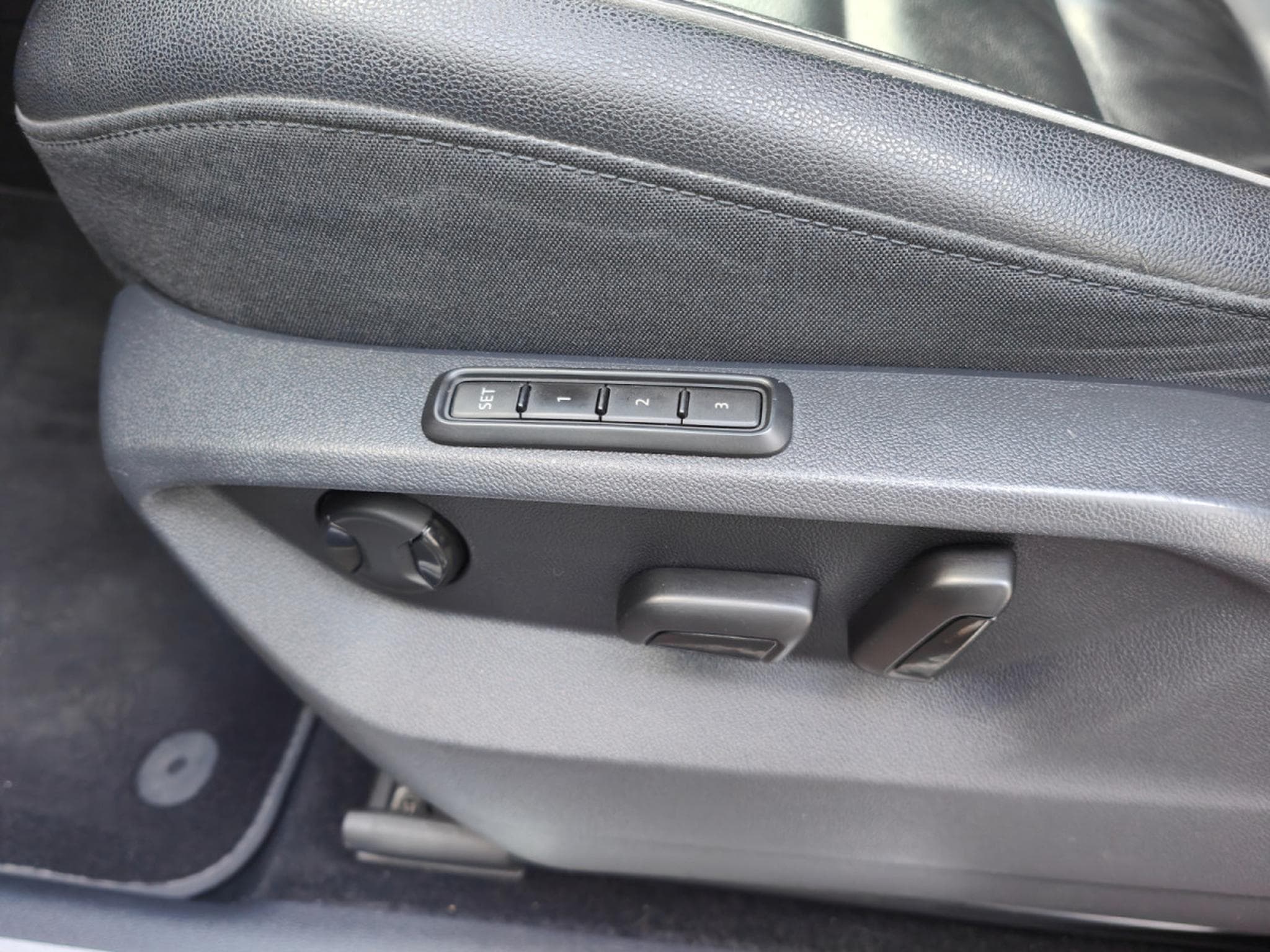 VW Tiguan R-Line 2.0 TDI DSG 7 PLACES CARPLAY SIEGE CHAUFFANTS BLUETHO (2019) - Photo 16
