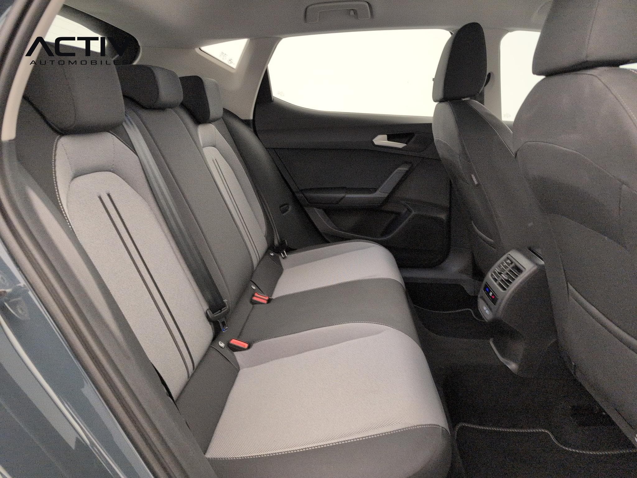 Seat Leon 1.5 eTSI Hybrid 115 DSG7 Business (2025) - Photo 10