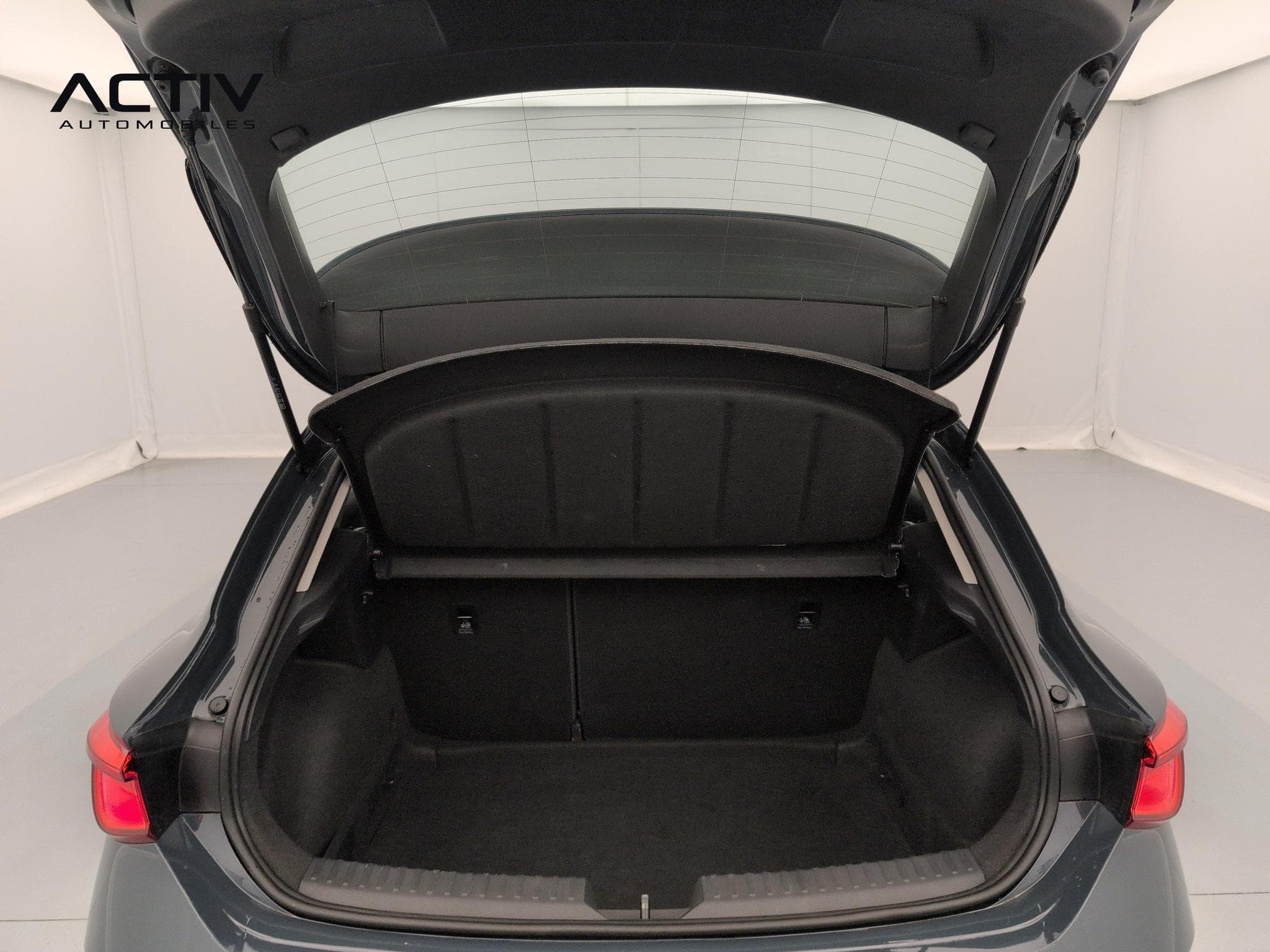 Seat Leon 1.5 eTSI Hybrid 115 DSG7 Business (2025) - Photo 11