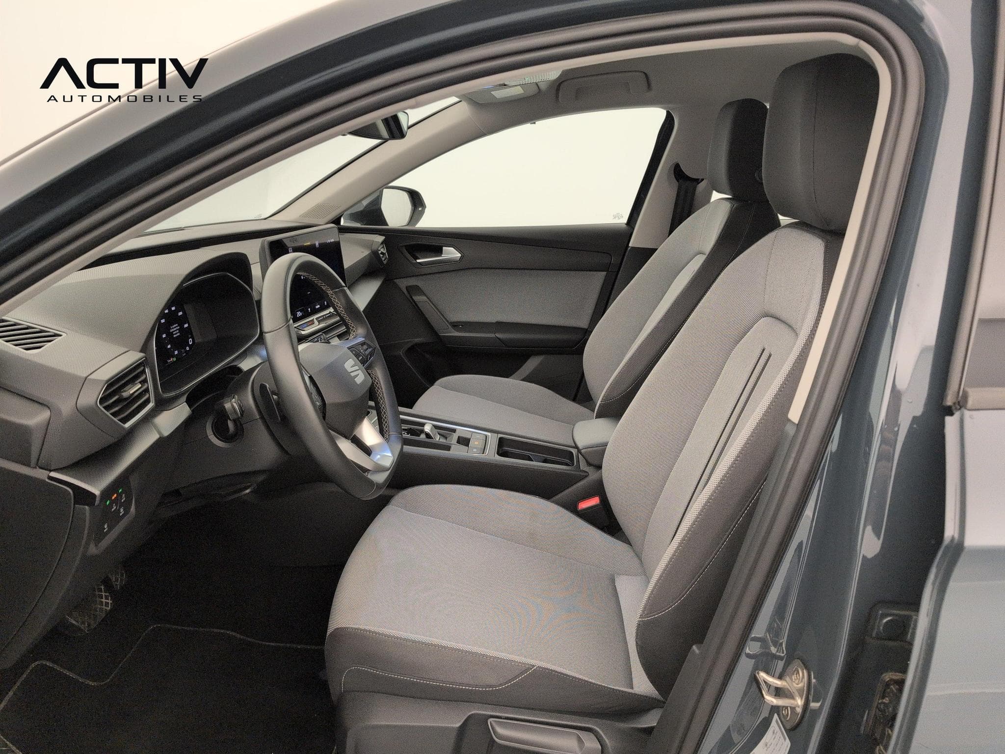 Seat Leon 1.5 eTSI Hybrid 115 DSG7 Business (2025) - Photo 16