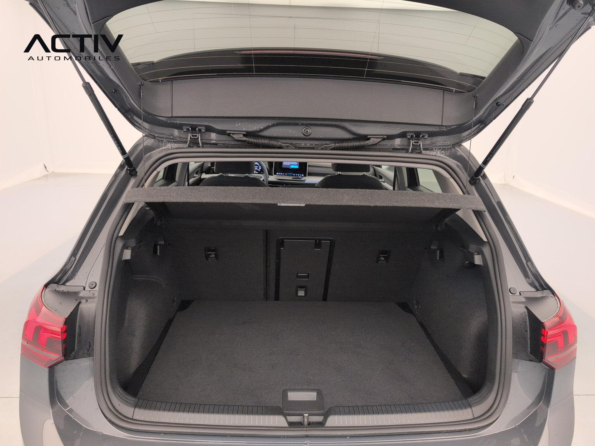 VW Golf VIII 2.0 TDI SCR 115 BVM6 LIFE (2025) - Photo 11