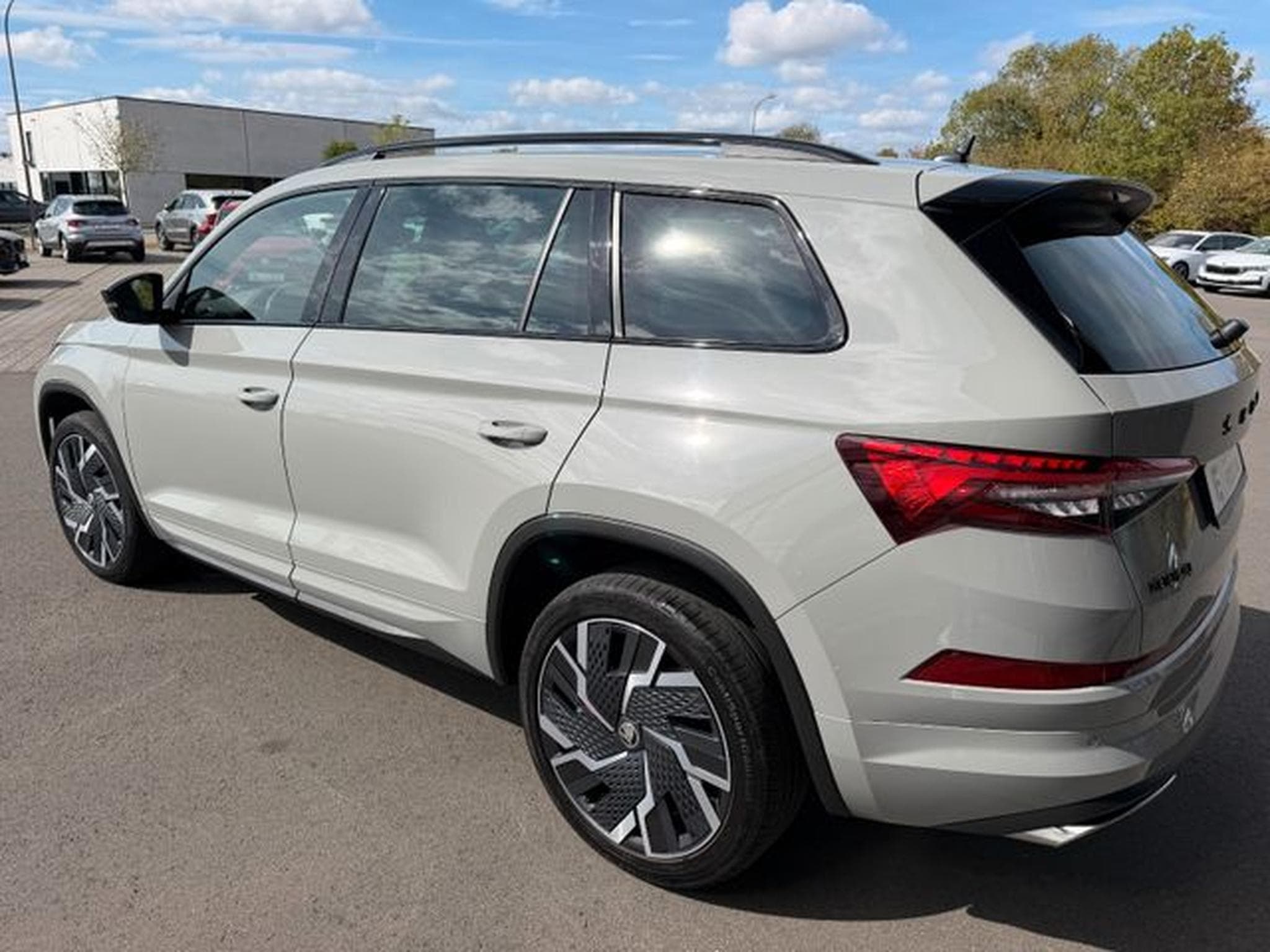 Skoda Kodiaq Kodiaq 2,0TSi RS 4x4 Leder Kühlung 360° DCC Can (2024) - Foto 9
