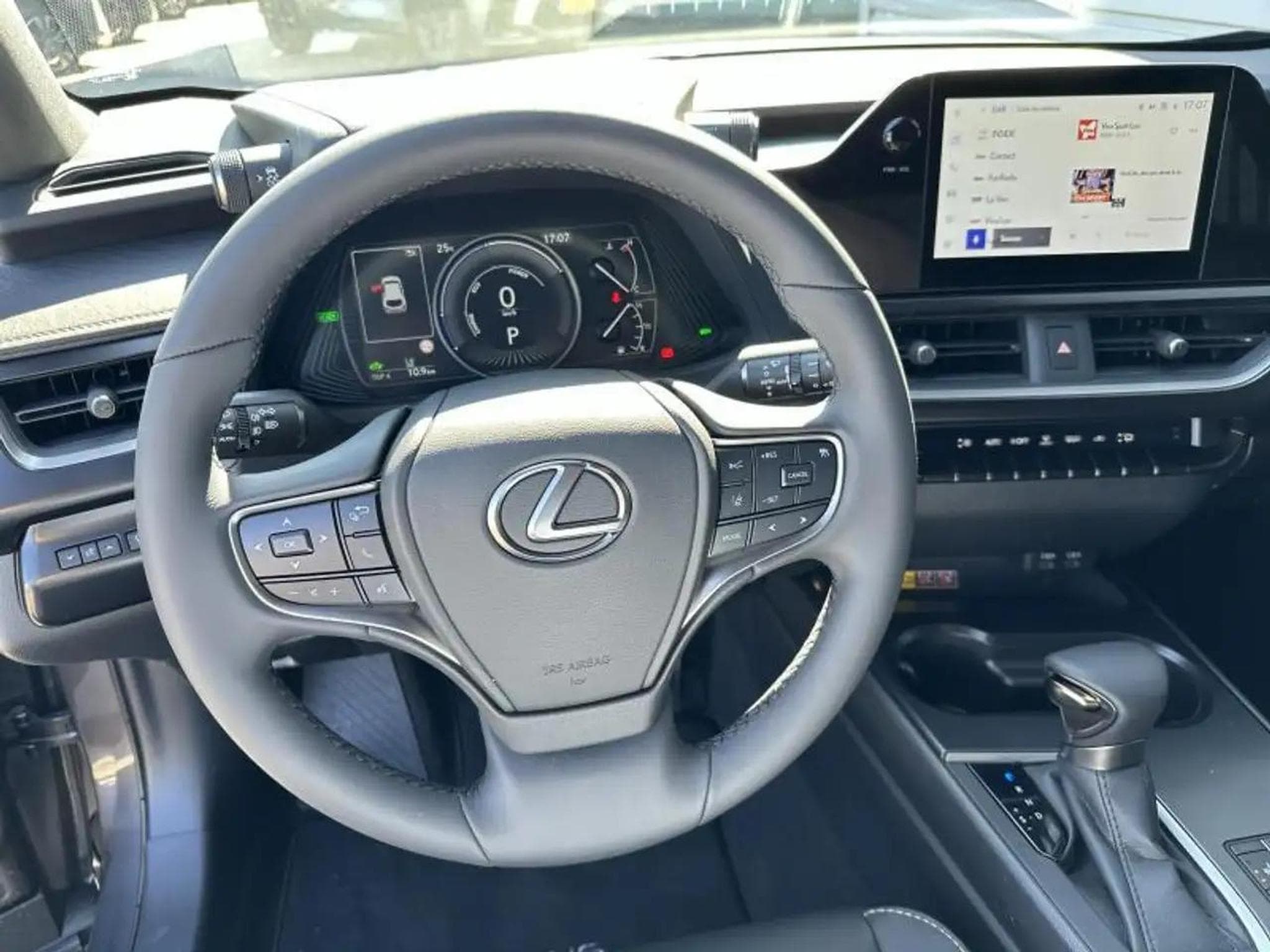 Lexus UX (2023) - Photo 10
