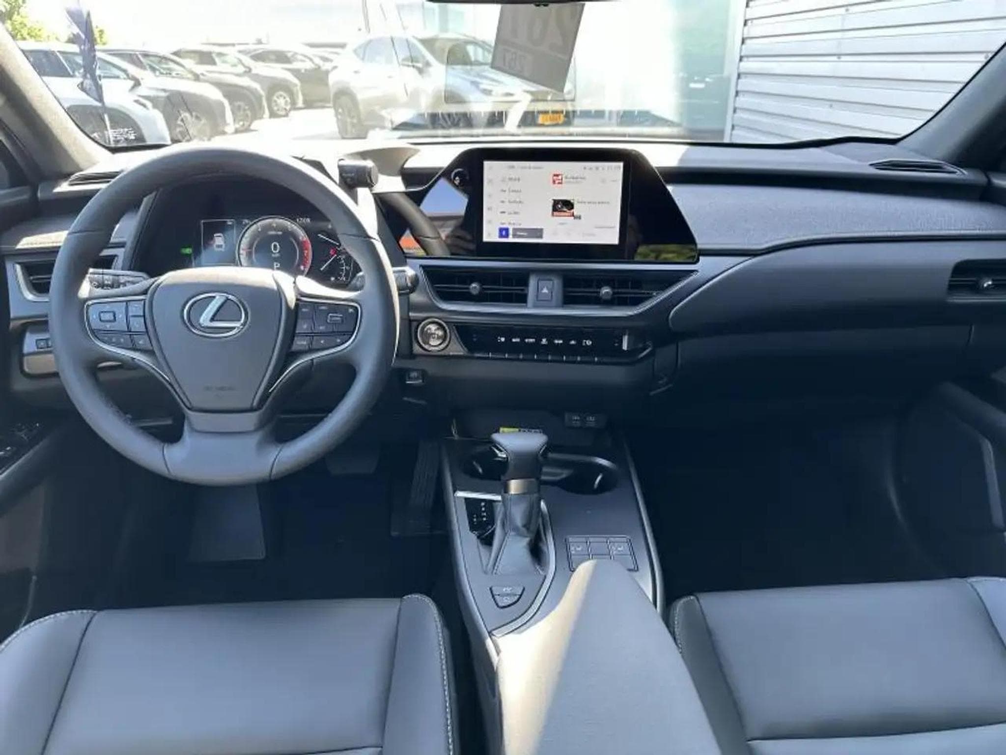 Lexus UX (2023) - Photo 11