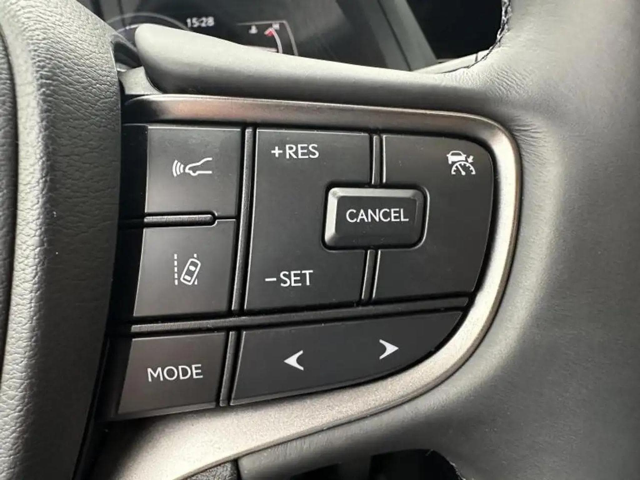 Lexus UX (2023) - Photo 19