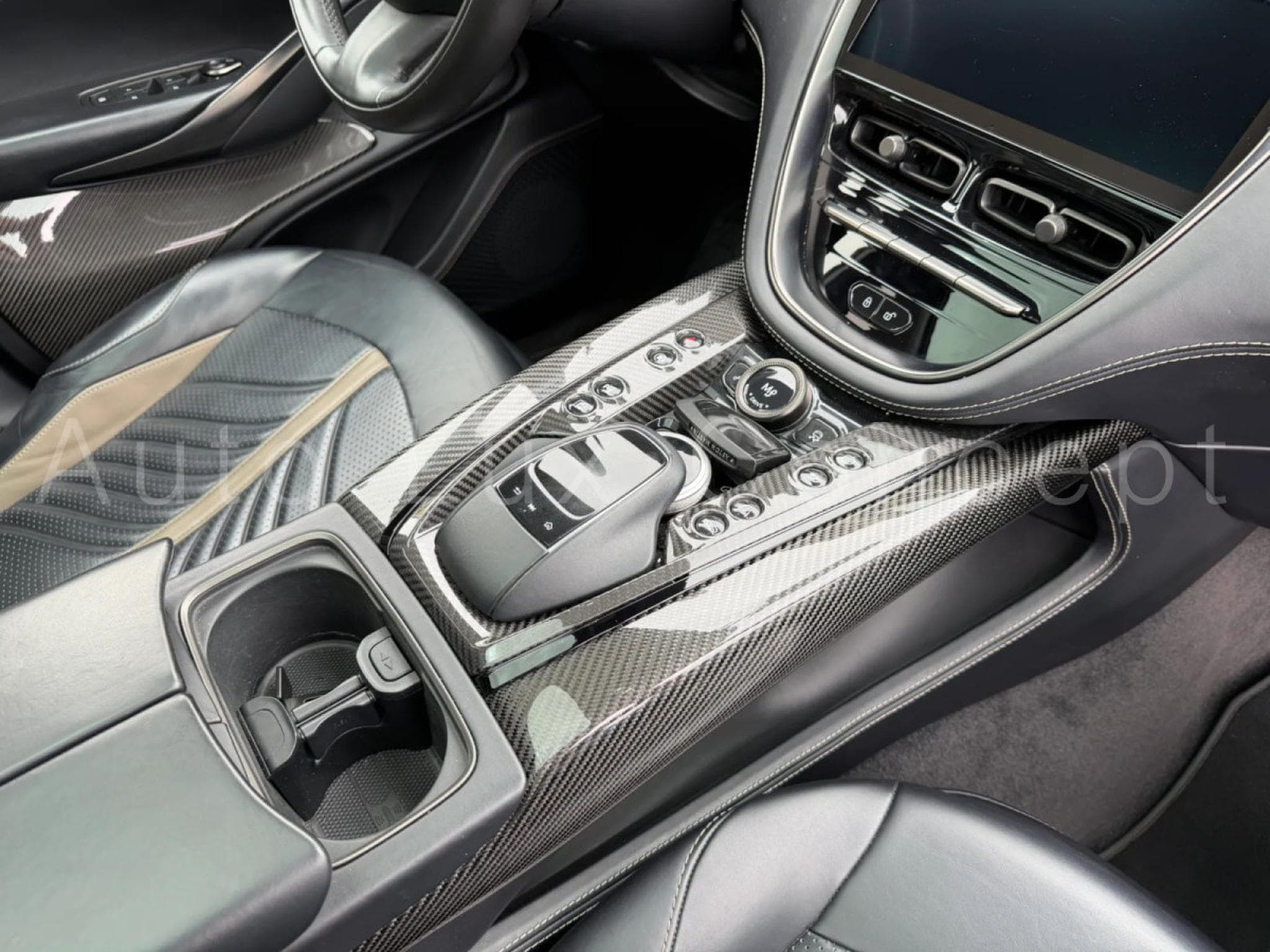 Aston-Martin DBX 707 (2022) - Photo 22