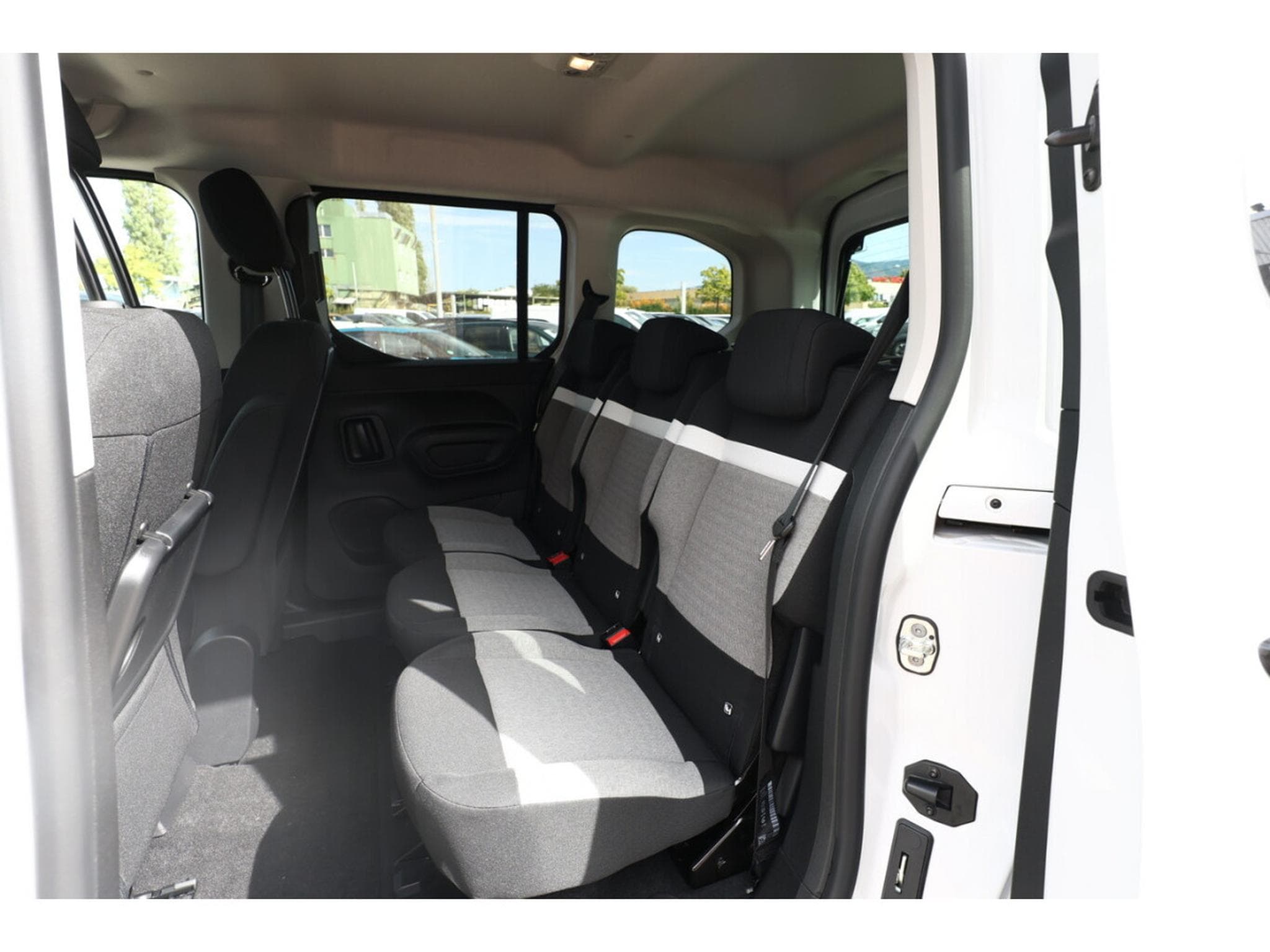 Citroën Berlingo 1.5 BlueHDi 130 EAT8 MAX (2026) - Foto 10