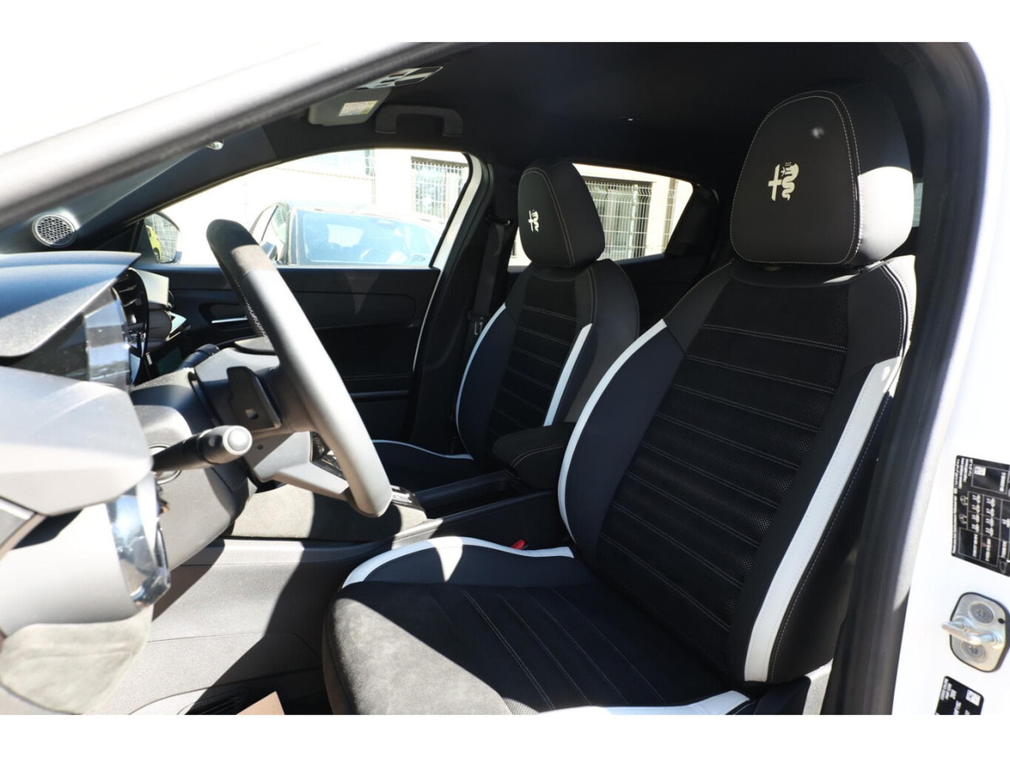 Alfa-Romeo Junior 1.2  Hybrid e-DSC6 136 Sport (2026) - Foto 6