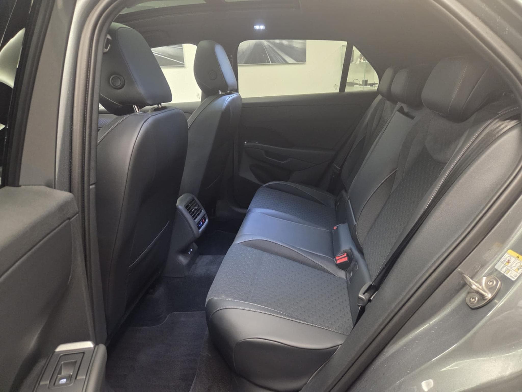 VW T-Roc TSI R-Line 150 CV / 110 KW  DSG (2026) - Photo 6