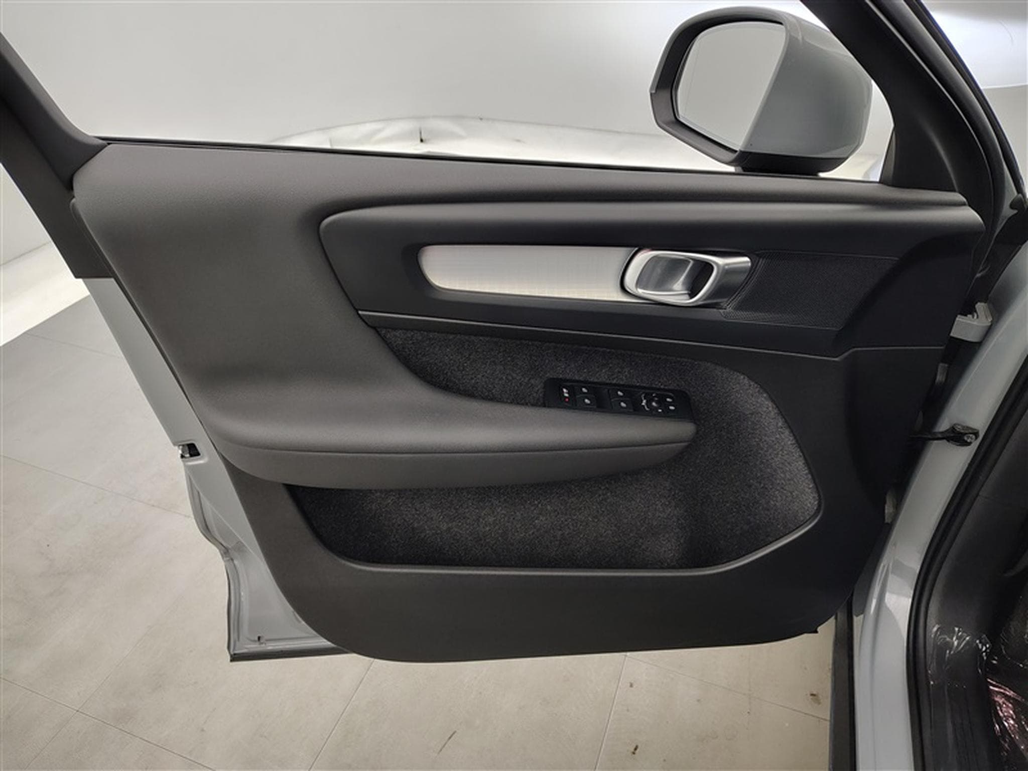 Volvo XC40 1.5 T2 Core Geartronic NAVI/FULL LED/JA17/PDC (2024) - Photo 17