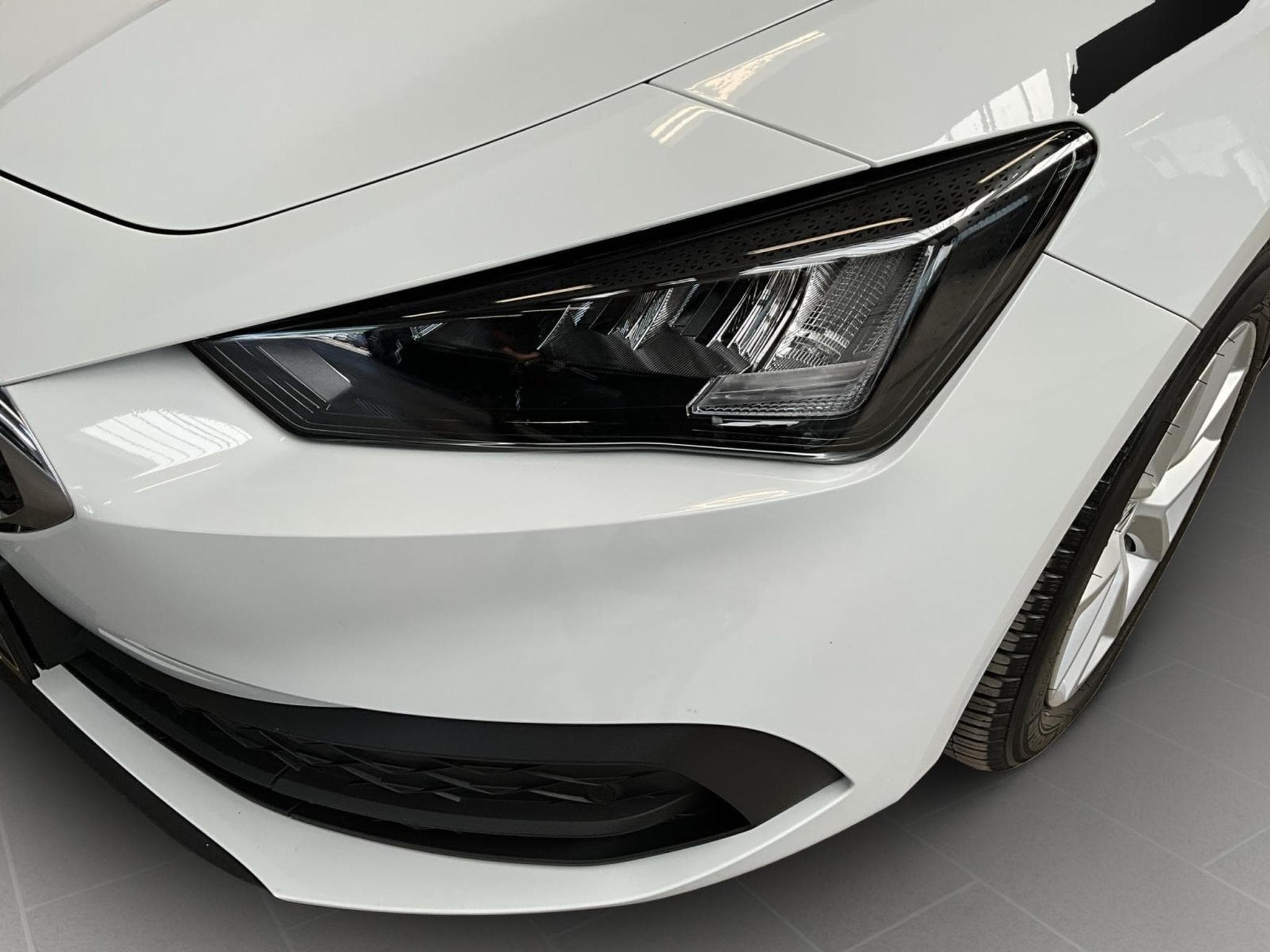 Seat Leon Style+LED+FullLink+P.Comfort+P.Convenance+RearView (2025) - Photo 9
