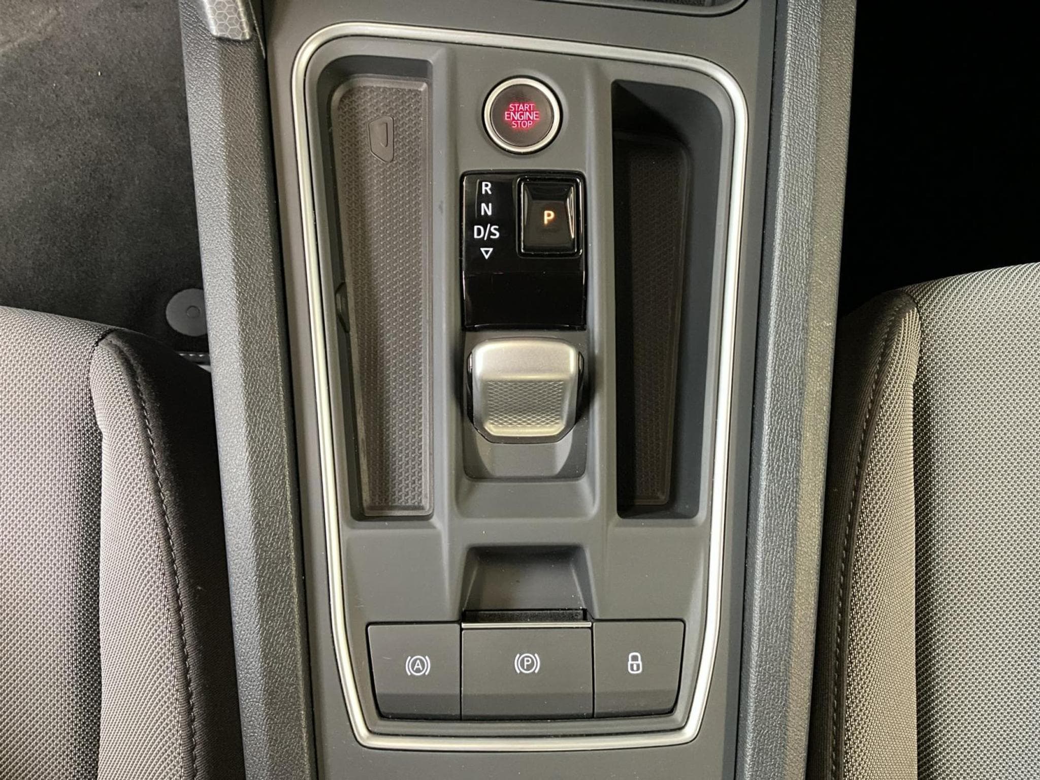Seat Leon Style+LED+FullLink+P.Comfort+P.Convenance+RearView (2025) - Photo 14