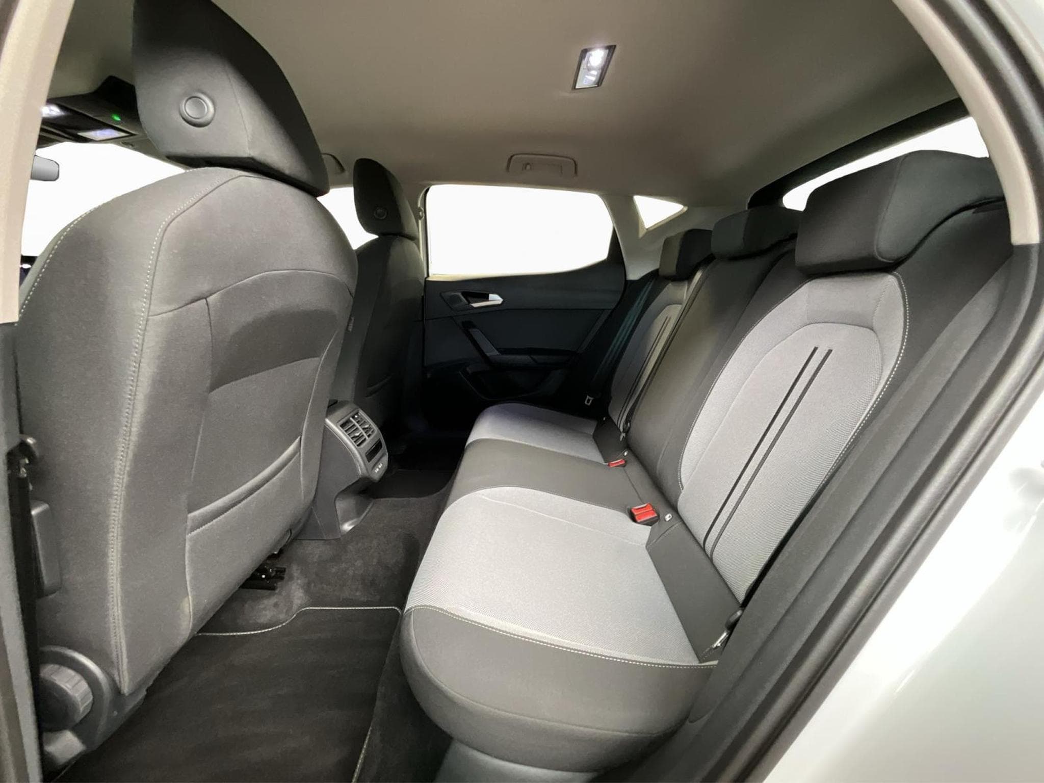 Seat Leon Style+LED+FullLink+P.Comfort+P.Convenance+RearView (2025) - Photo 18