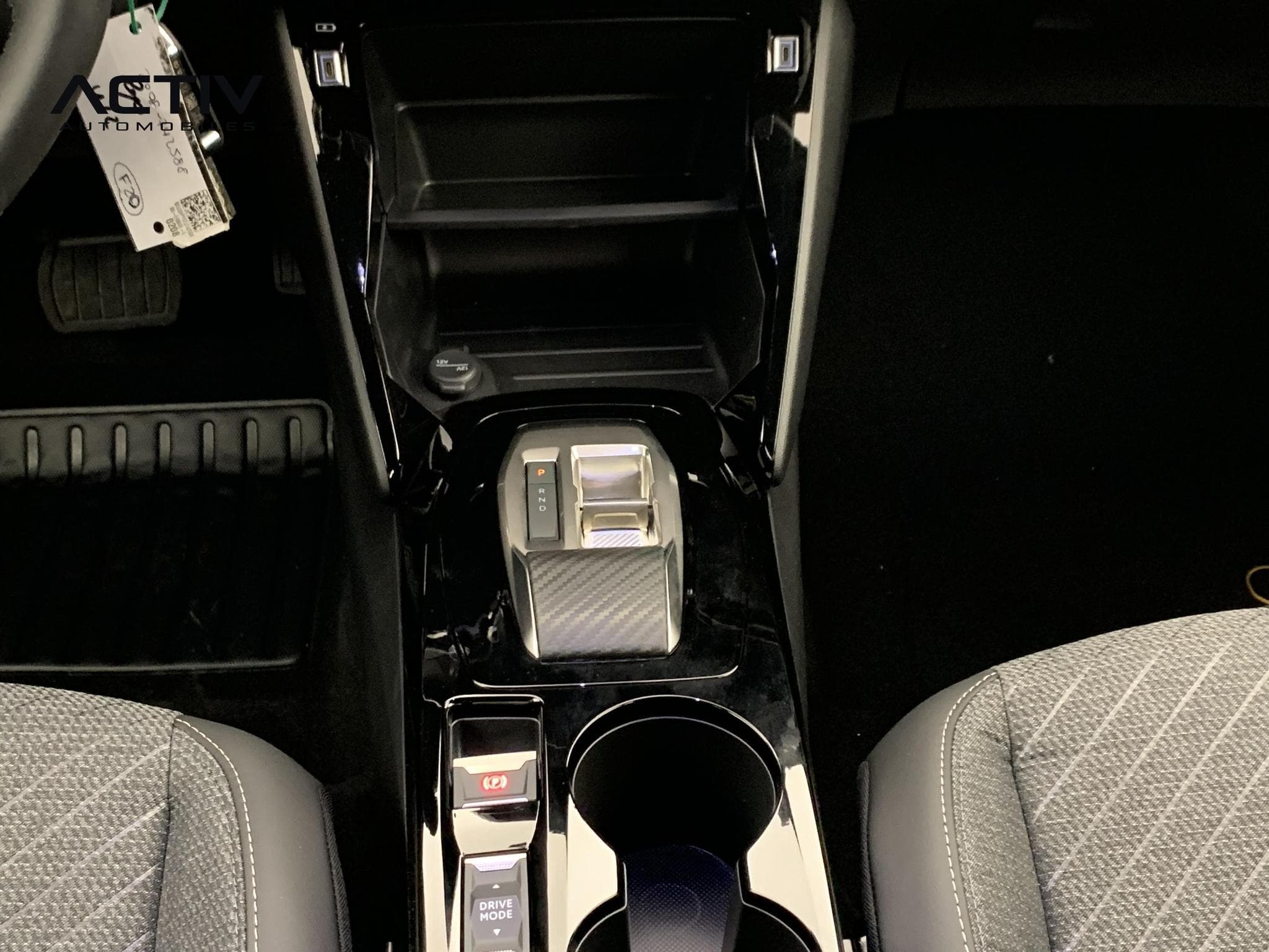 Peugeot 2008 Hybrid 145 e-DCS6 Allure (2026) - Foto 17