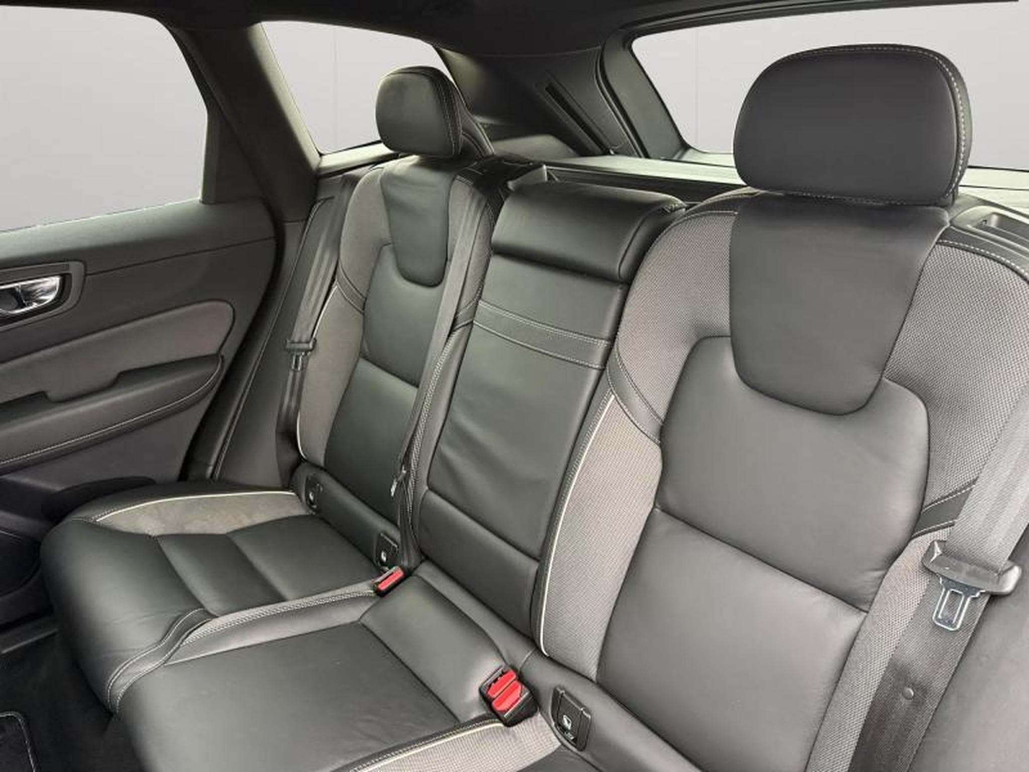 Volvo XC60 T4 R Design / Essence (2020) - Photo 13