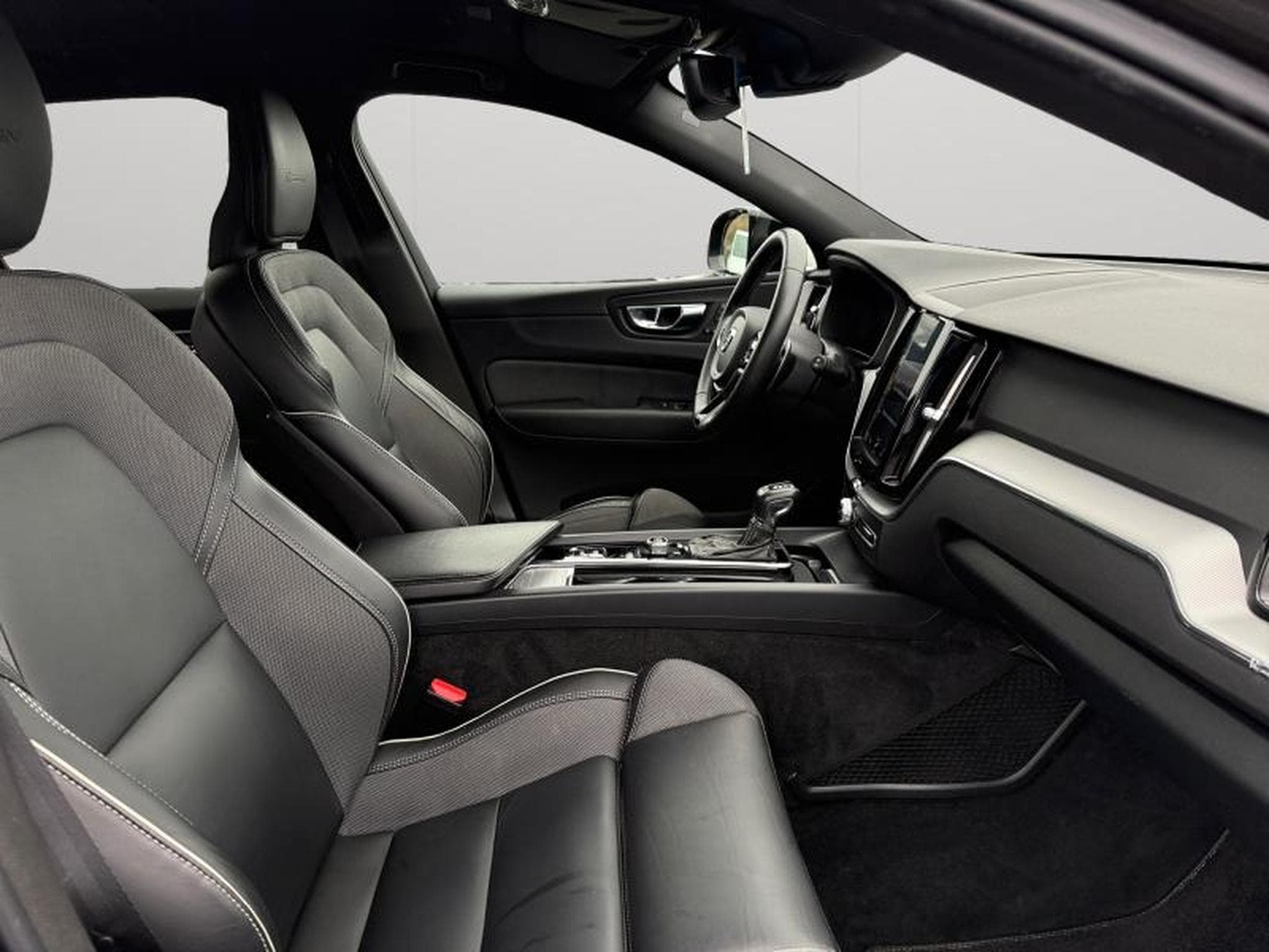 Volvo XC60 T4 R Design / Essence (2020) - Photo 15