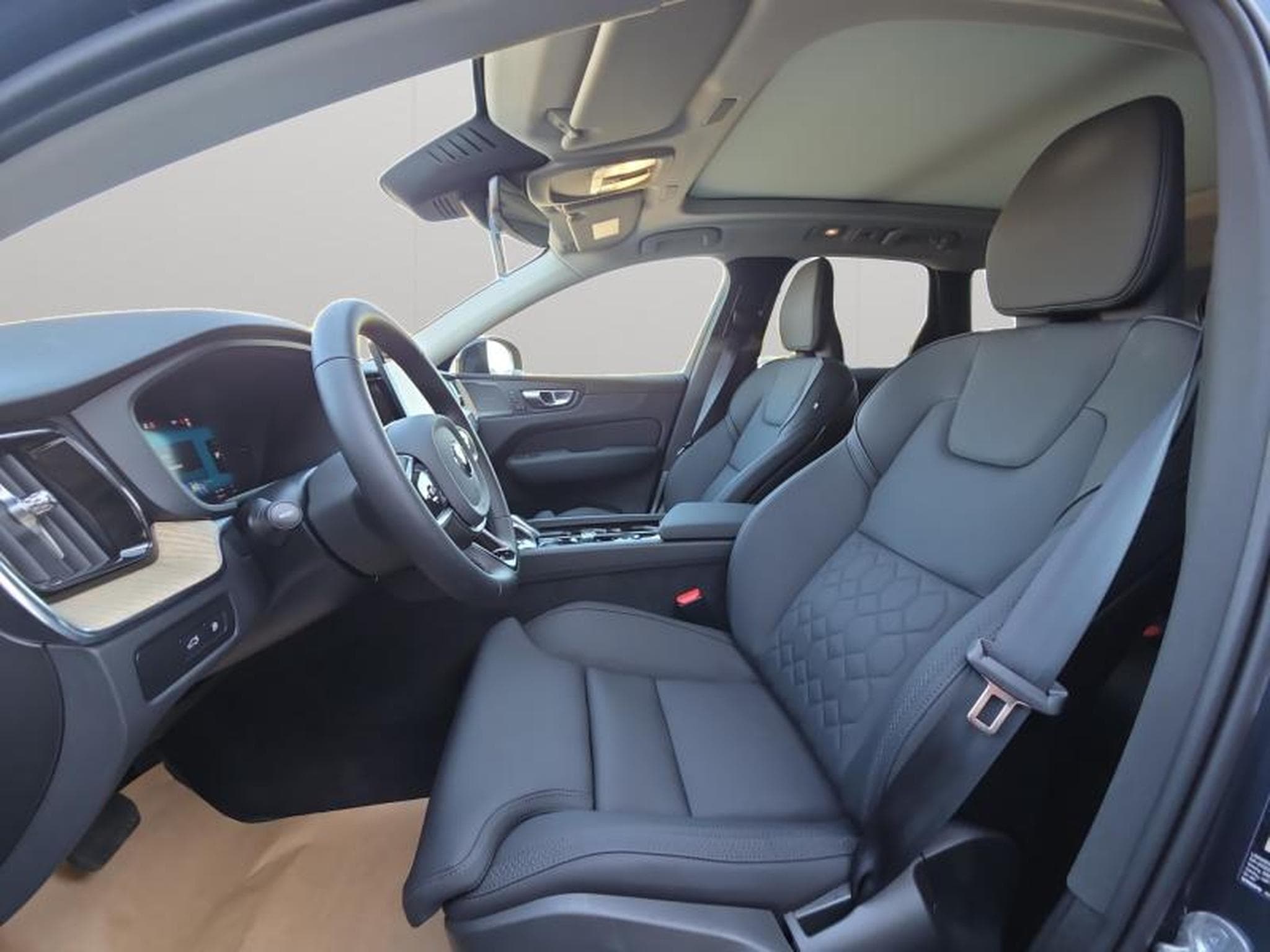 Volvo XC60 T6 Plus Dark / Hybride FACELIFT KIT HIVER INCLUS (2025) - Photo 10