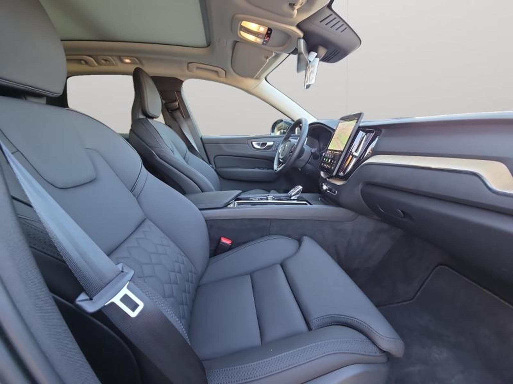 Volvo XC60 T6 Plus Dark / Hybride FACELIFT KIT HIVER INCLUS (2025) - Photo 15