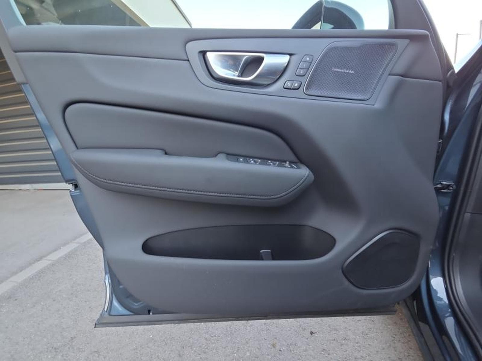 Volvo XC60 T6 Plus Dark / Hybride FACELIFT KIT HIVER INCLUS (2025) - Photo 20