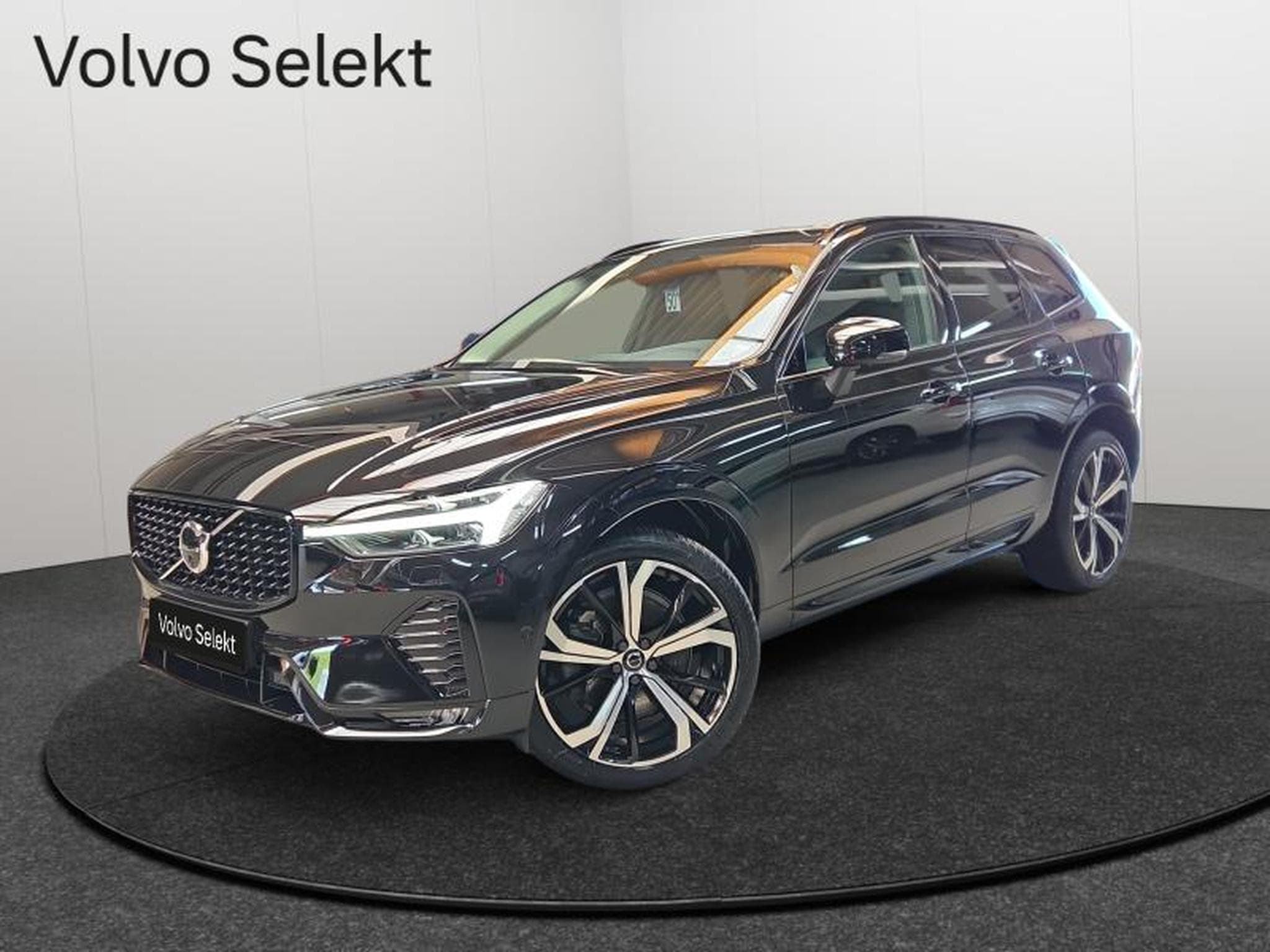 Volvo XC60 B4 Plus Dark / Essence (2023) - Photo 1