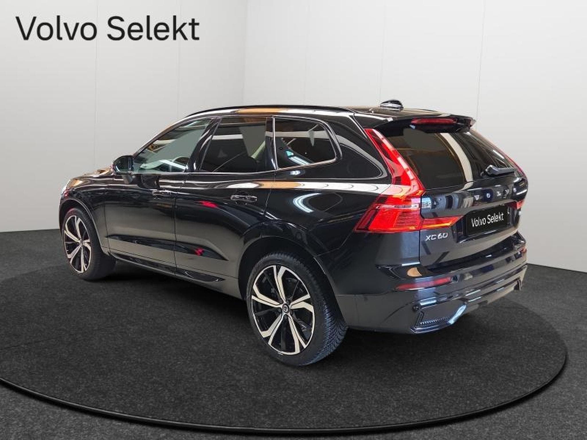 Volvo XC60 B4 Plus Dark / Essence (2023) - Photo 8