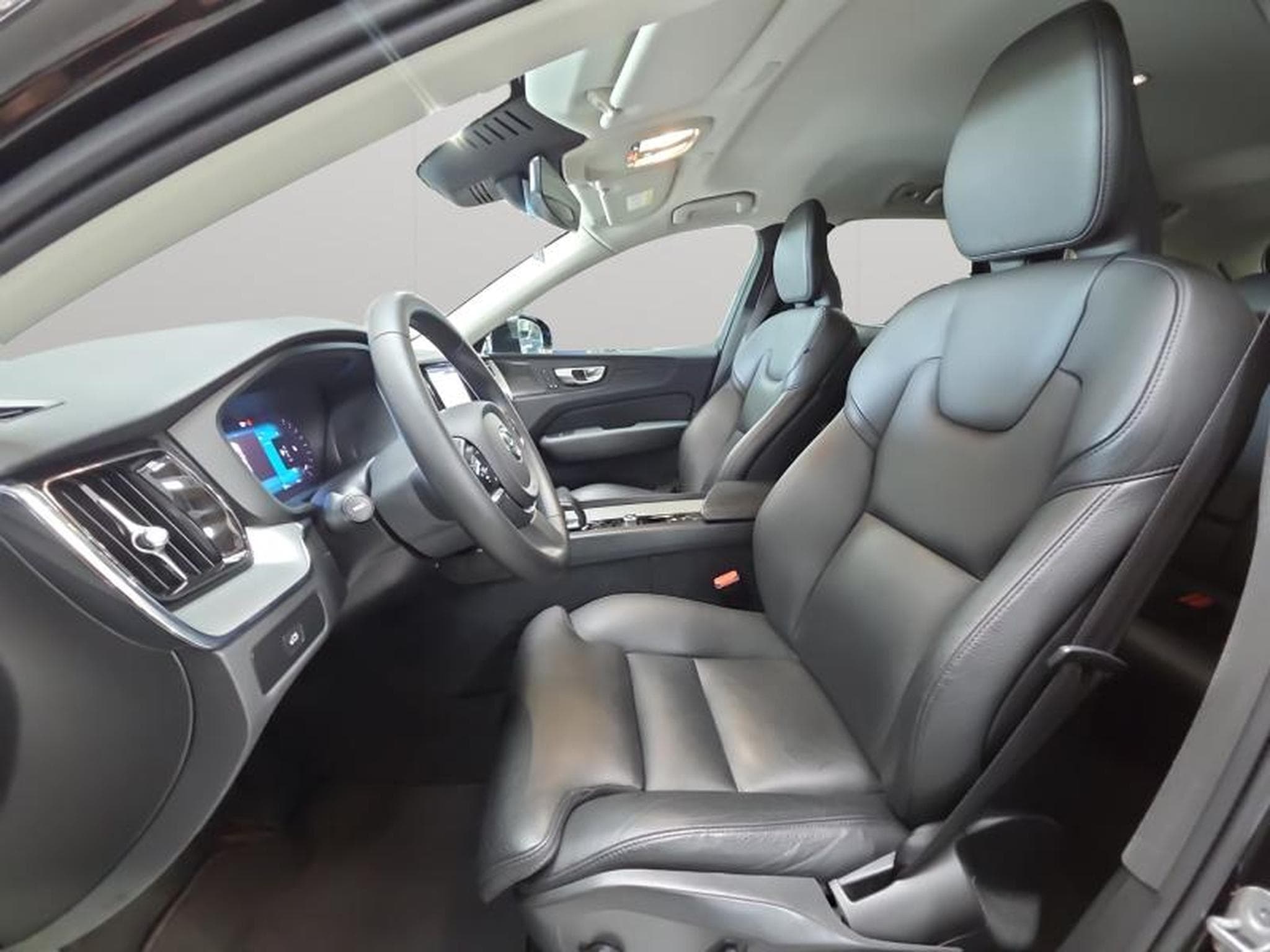 Volvo XC60 B4 Plus Dark / Essence (2023) - Photo 12