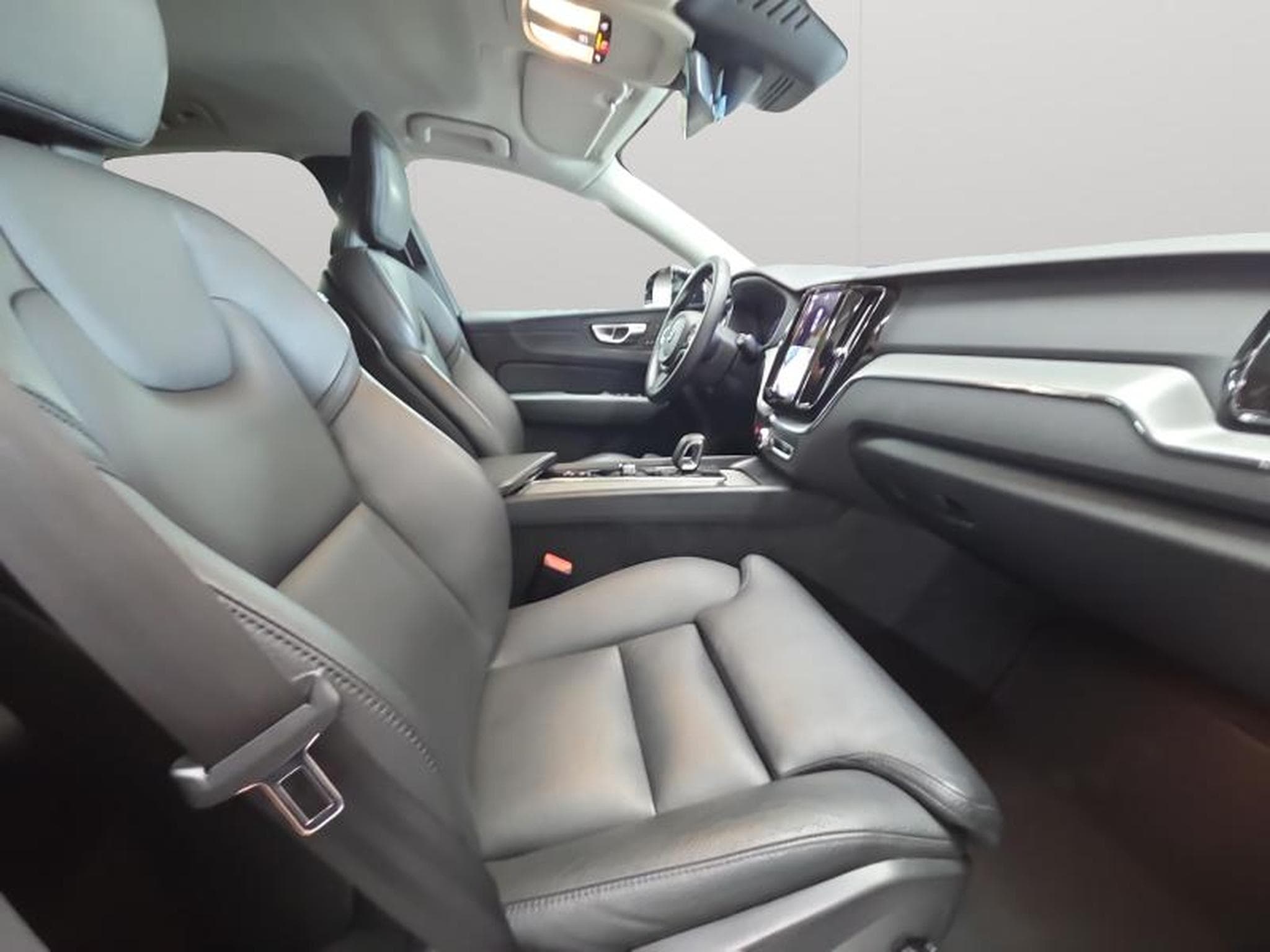 Volvo XC60 B4 Plus Dark / Essence (2023) - Photo 14