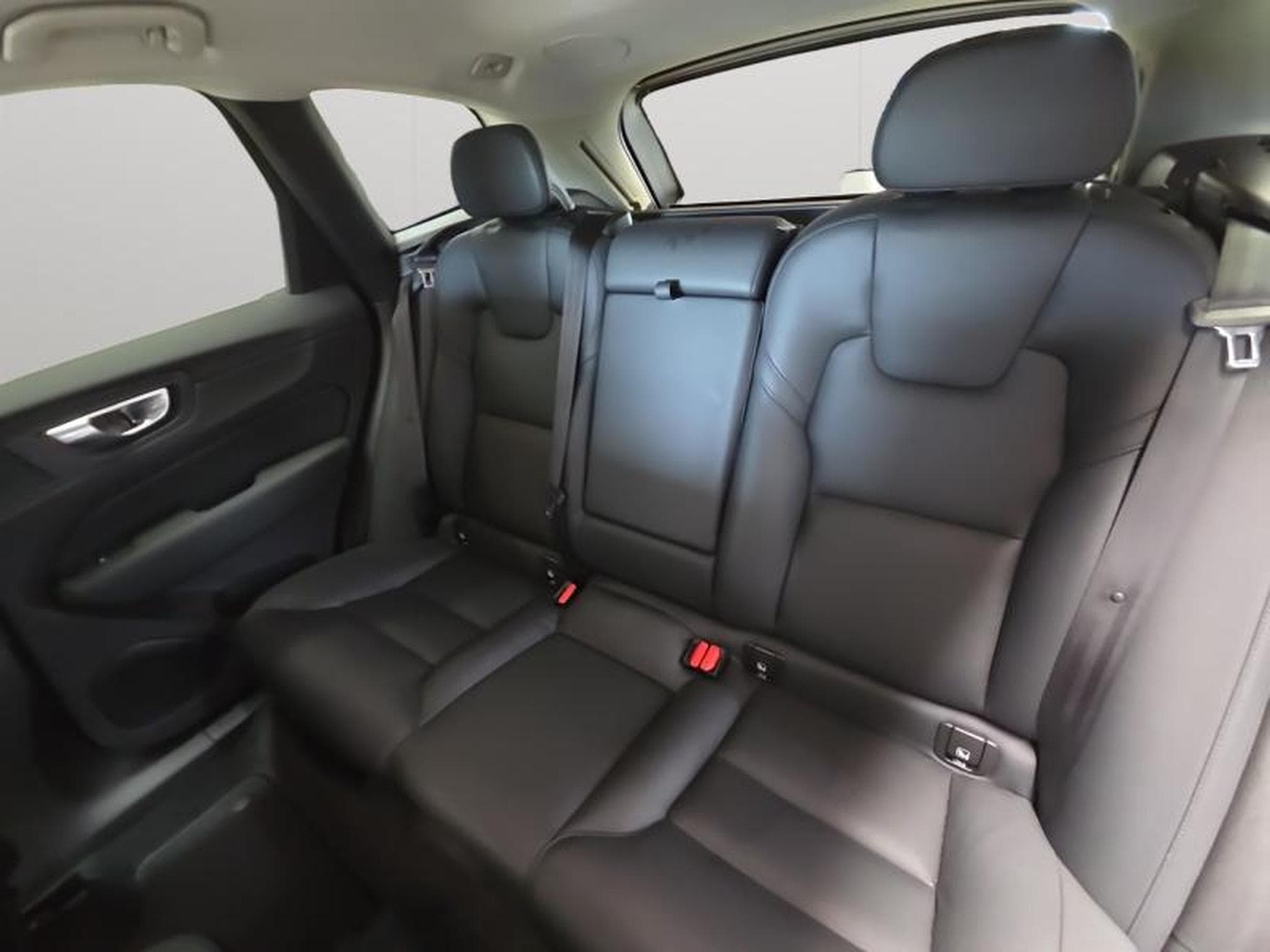 Volvo XC60 B4 Plus Dark / Essence (2023) - Photo 15
