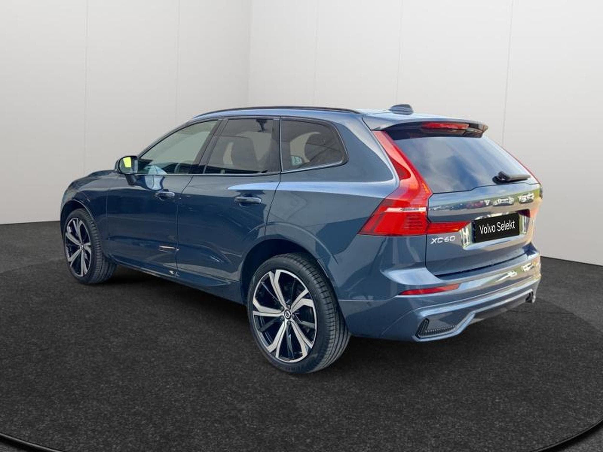 Volvo XC60 B5 AWD Ultra Dark / Essence (2025) - Photo 3