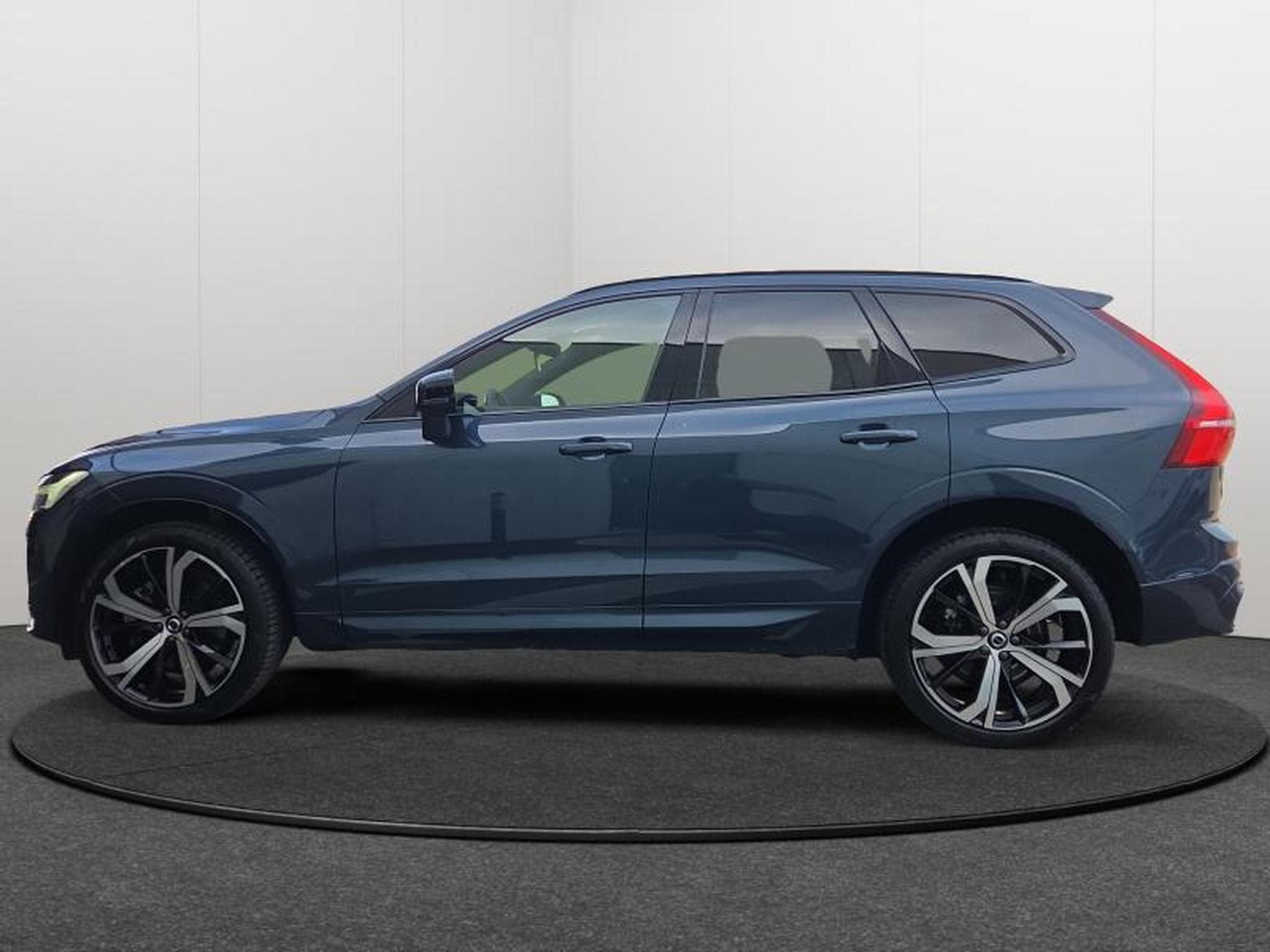 Volvo XC60 B5 AWD Ultra Dark / Essence (2025) - Photo 2