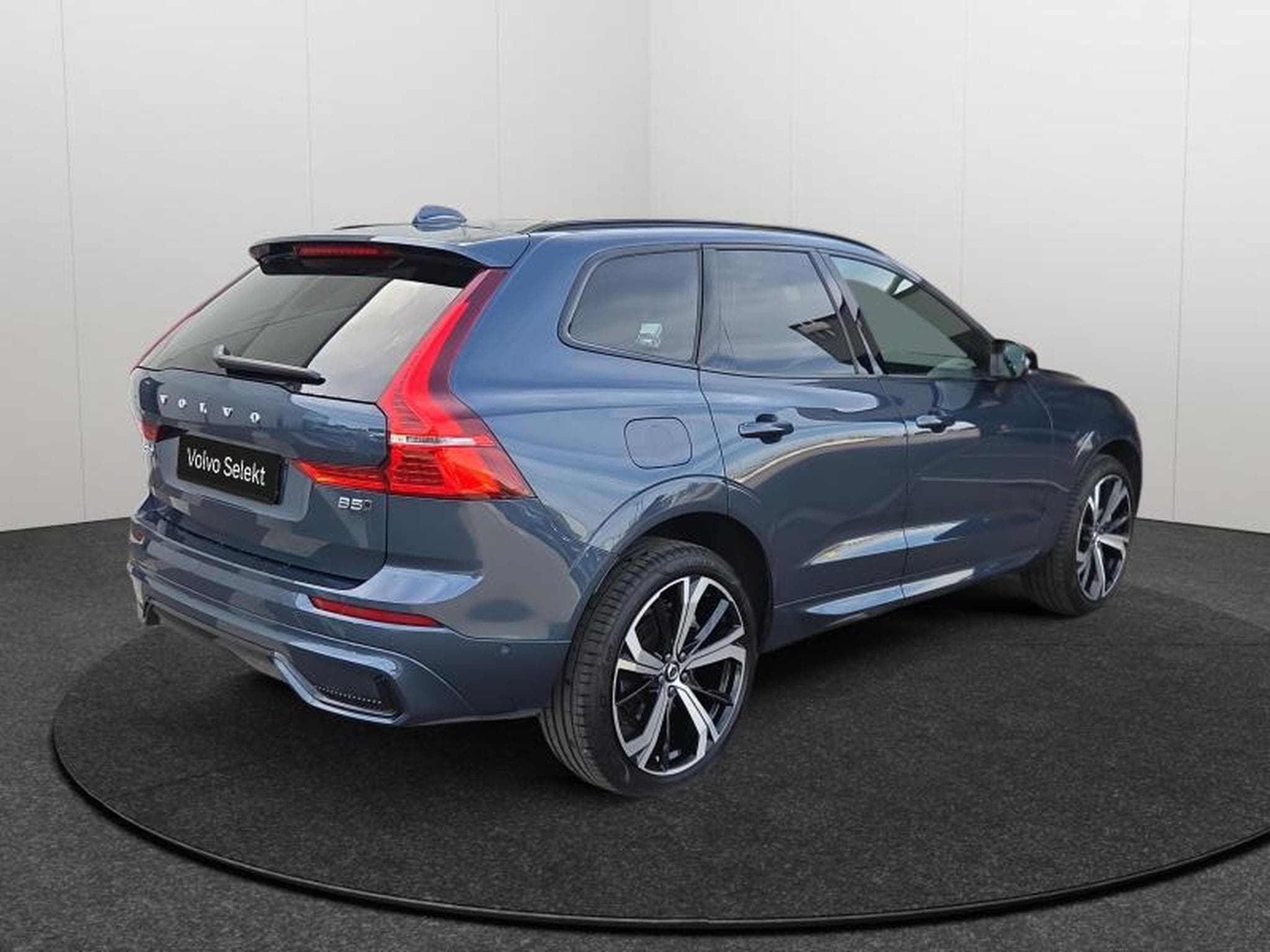 Volvo XC60 B5 AWD Ultra Dark / Essence (2025) - Photo 5