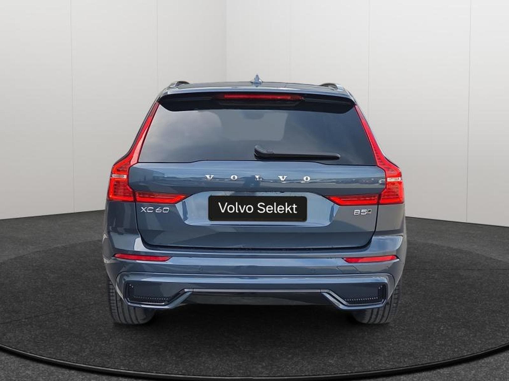 Volvo XC60 B5 AWD Ultra Dark / Essence (2025) - Photo 4