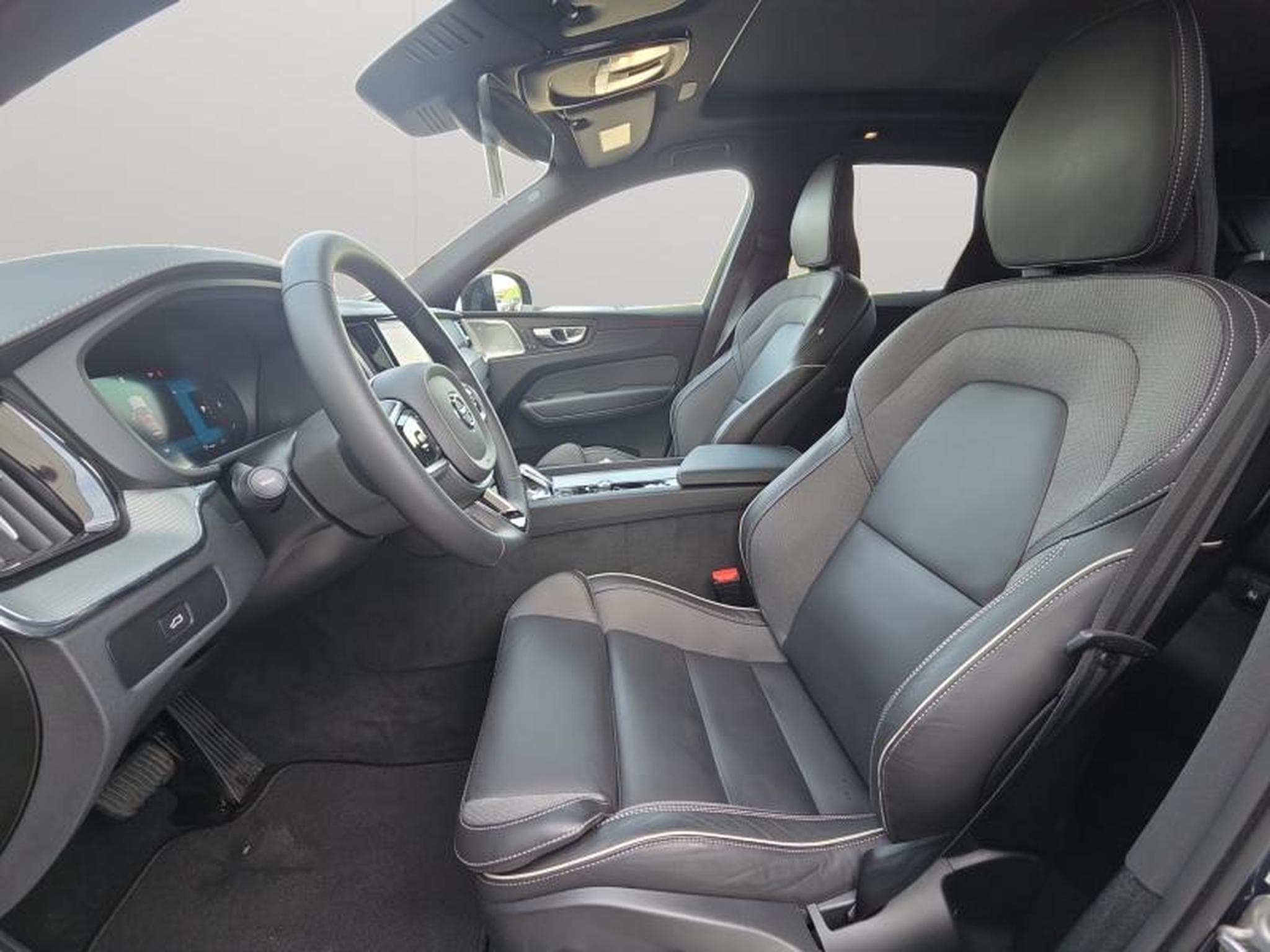 Volvo XC60 B5 AWD Ultra Dark / Essence (2025) - Photo 9