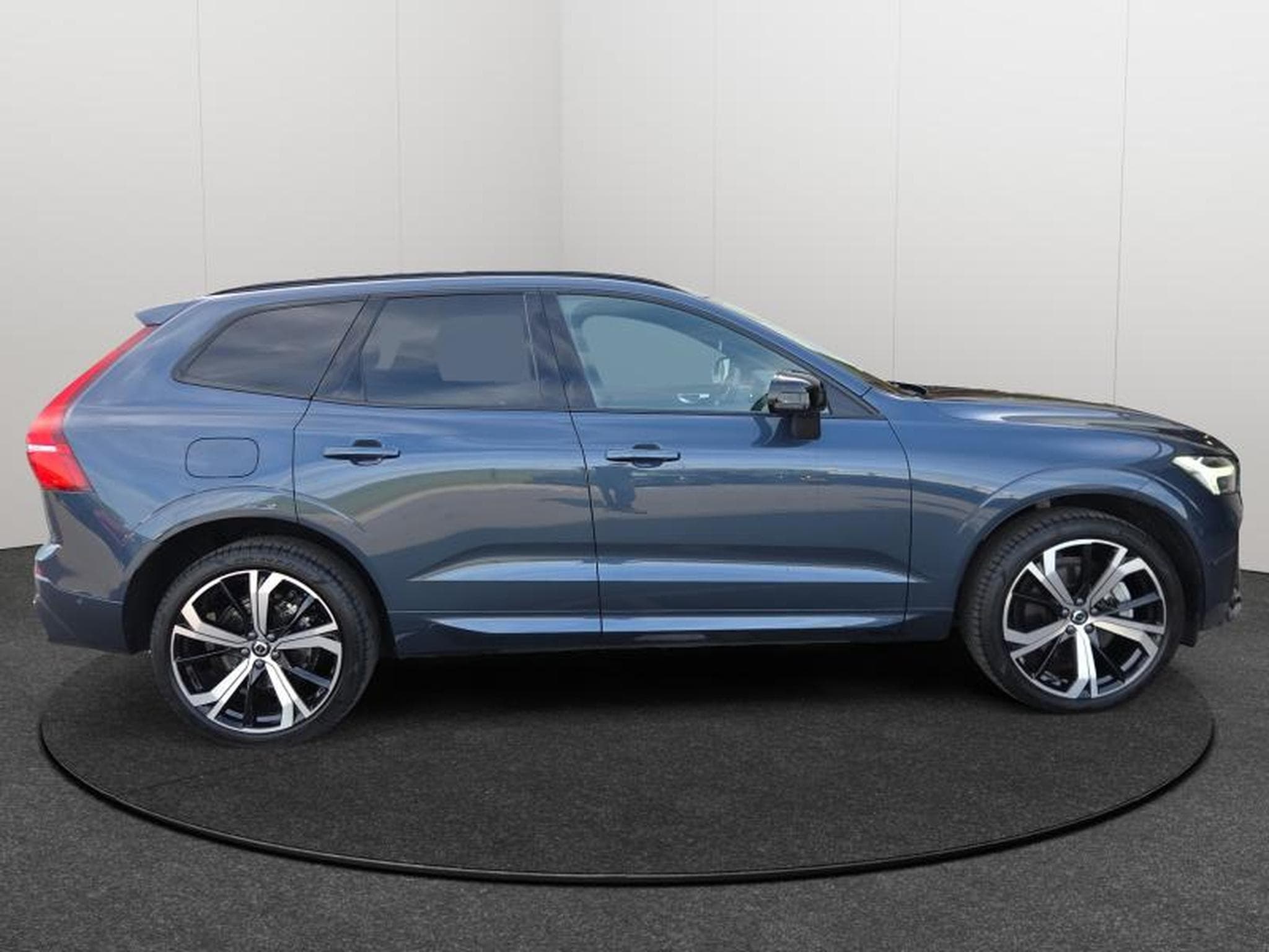 Volvo XC60 B5 AWD Ultra Dark / Essence (2025) - Photo 6