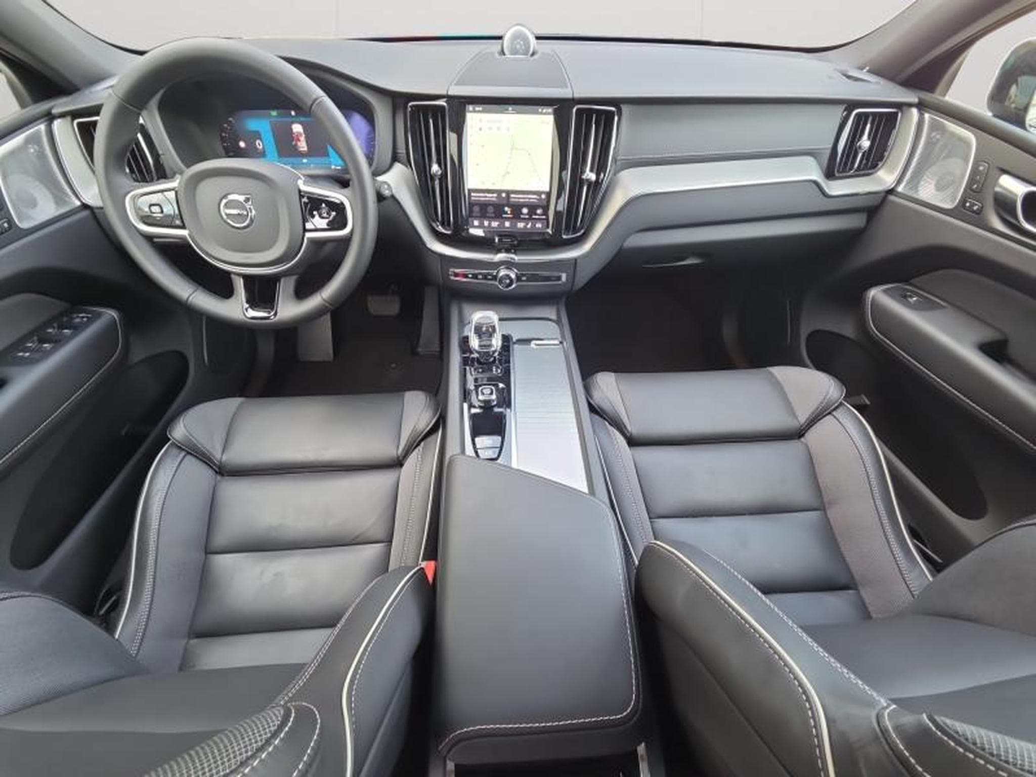 Volvo XC60 B5 AWD Ultra Dark / Essence (2025) - Photo 10