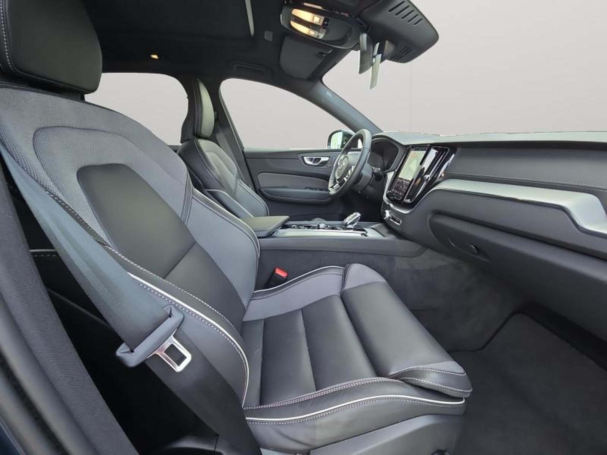 Volvo XC60 B5 AWD Ultra Dark / Essence (2025) - Photo 15