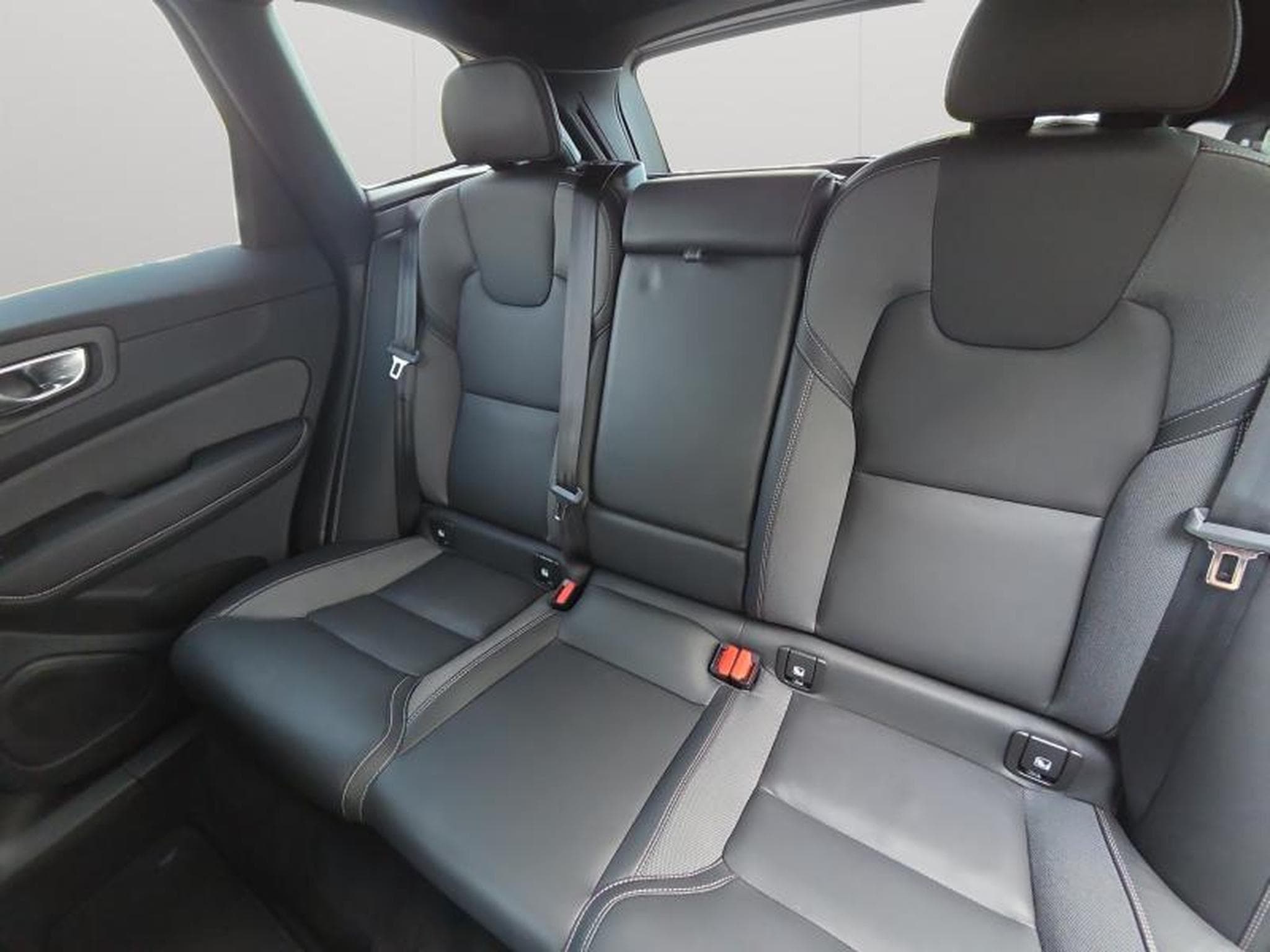 Volvo XC60 B5 AWD Ultra Dark / Essence (2025) - Photo 13