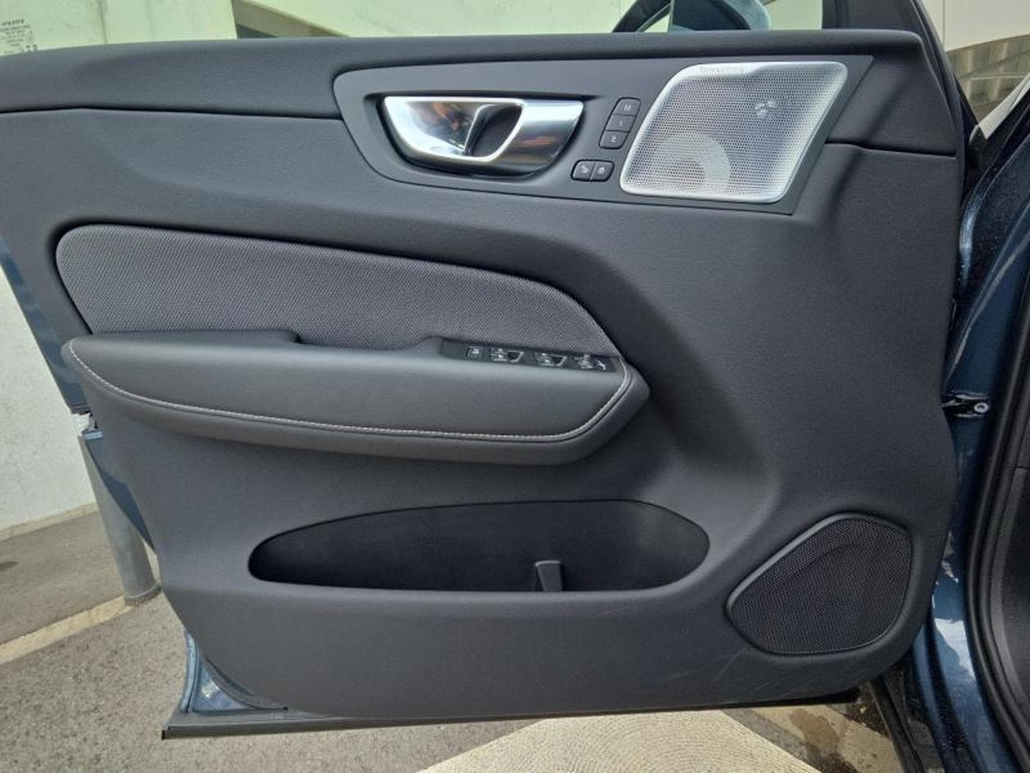 Volvo XC60 B5 AWD Ultra Dark / Essence (2025) - Photo 20