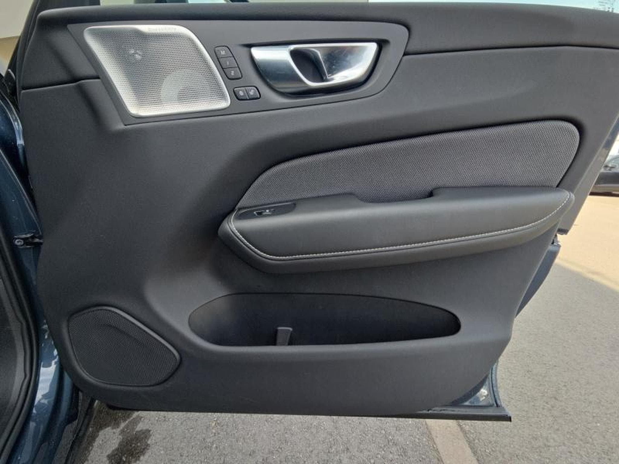 Volvo XC60 B5 AWD Ultra Dark / Essence (2025) - Photo 21