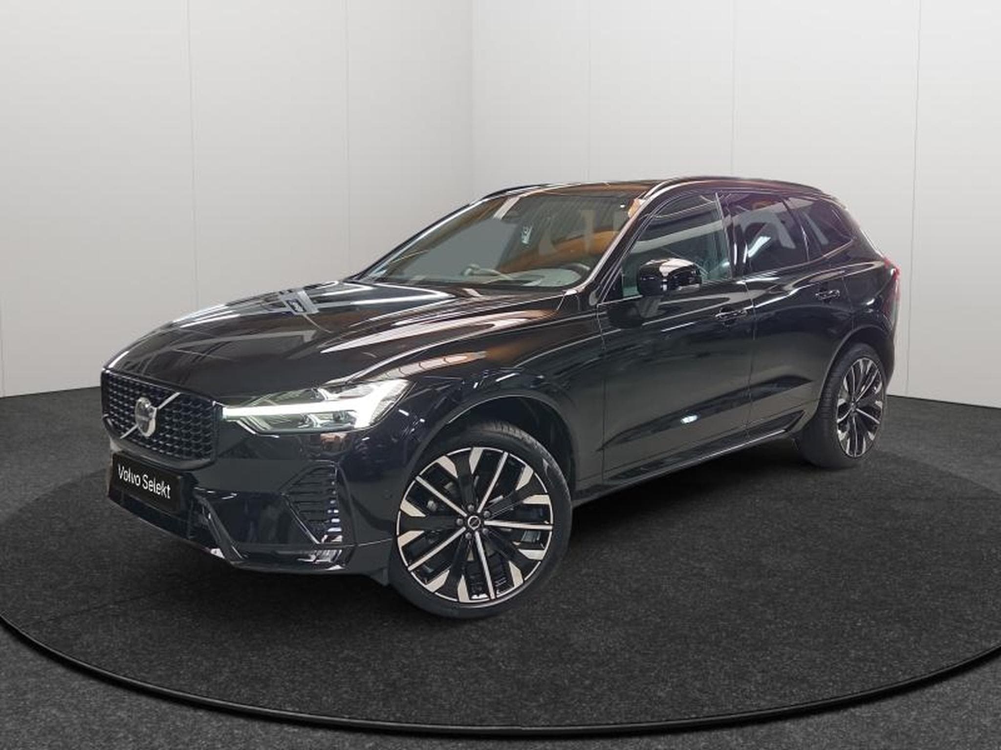 Volvo XC60 B5 AWD Ultra Dark / Essence (2025) - Photo 1