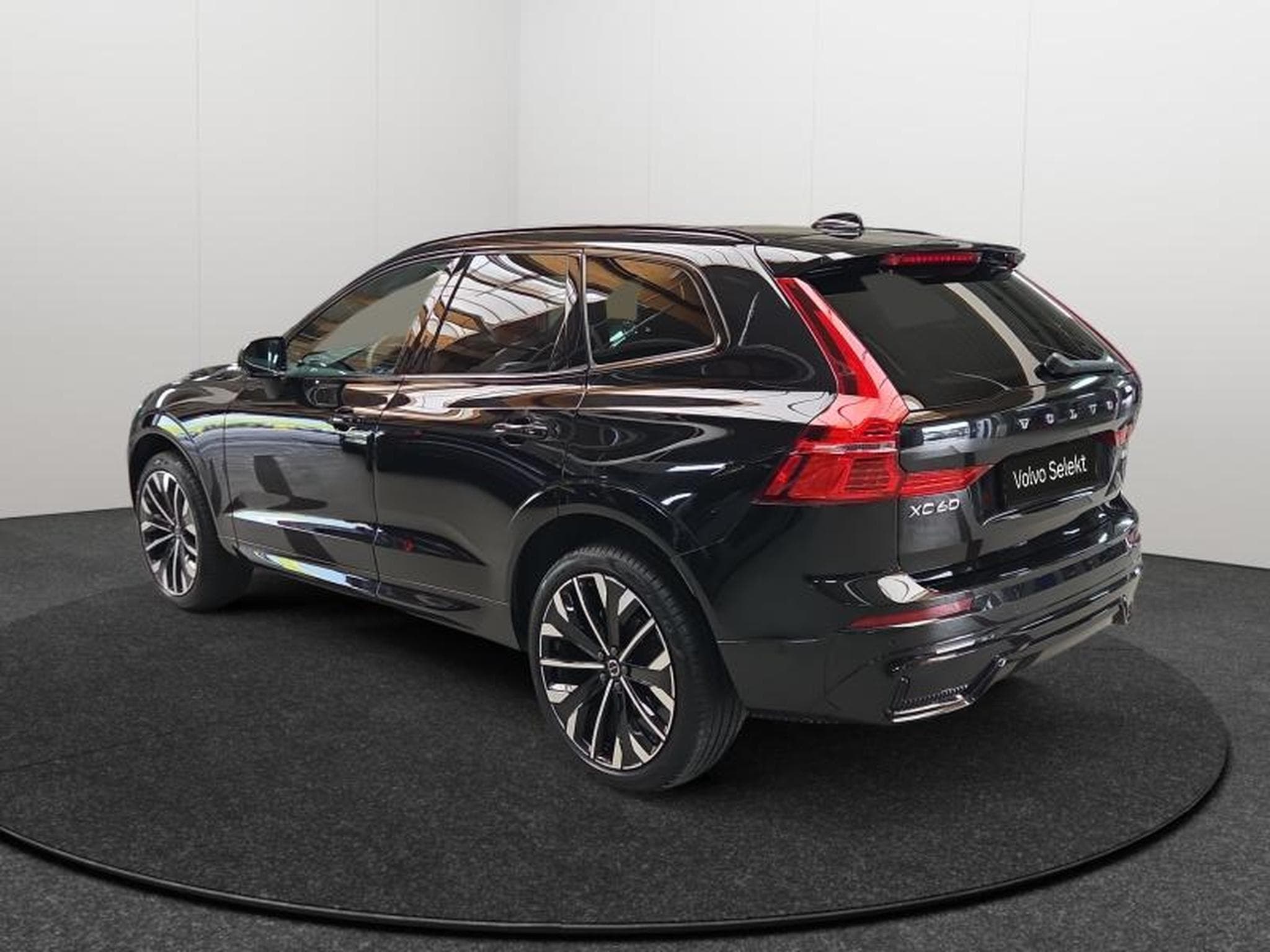 Volvo XC60 B5 AWD Ultra Dark / Essence (2025) - Photo 5