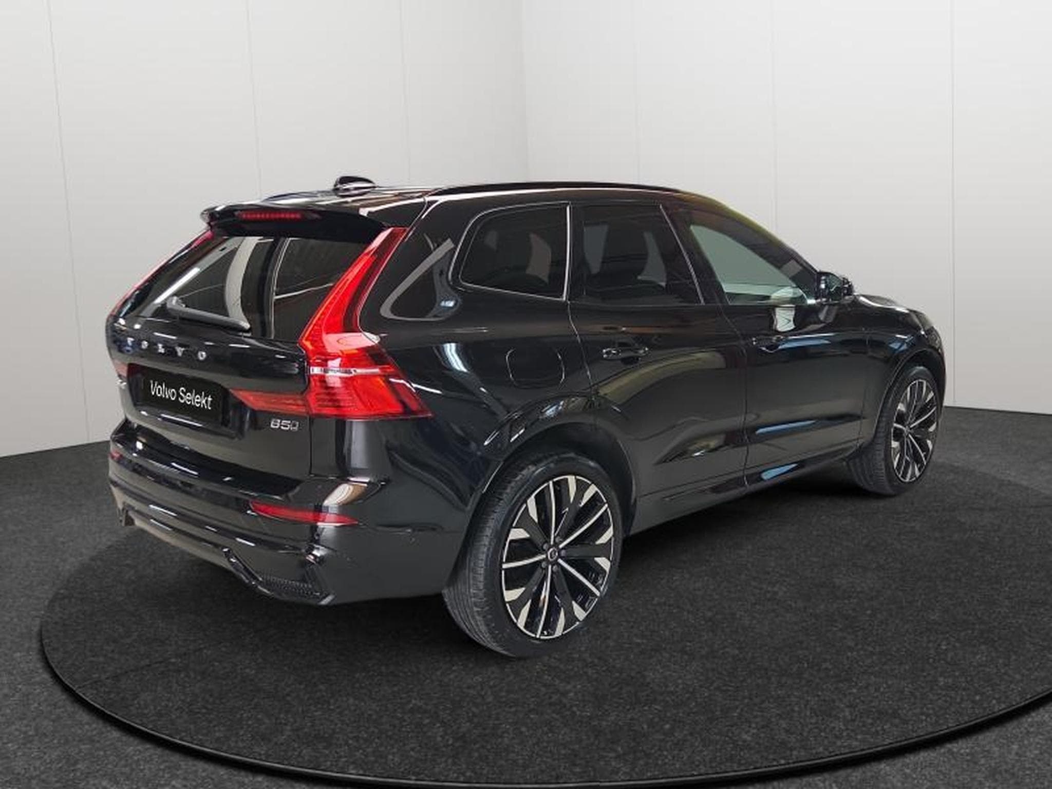 Volvo XC60 B5 AWD Ultra Dark / Essence (2025) - Photo 2