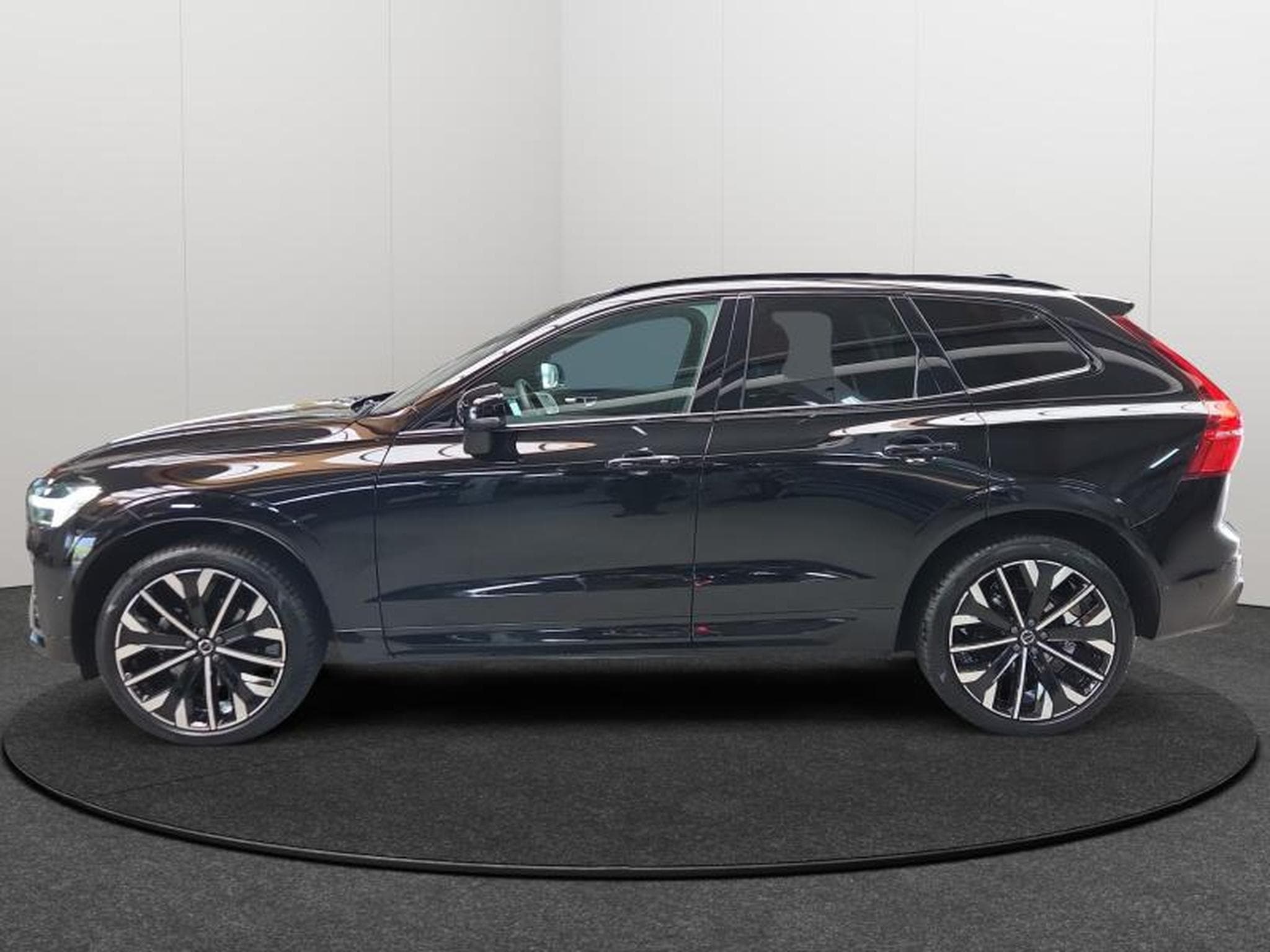Volvo XC60 B5 AWD Ultra Dark / Essence (2025) - Photo 4