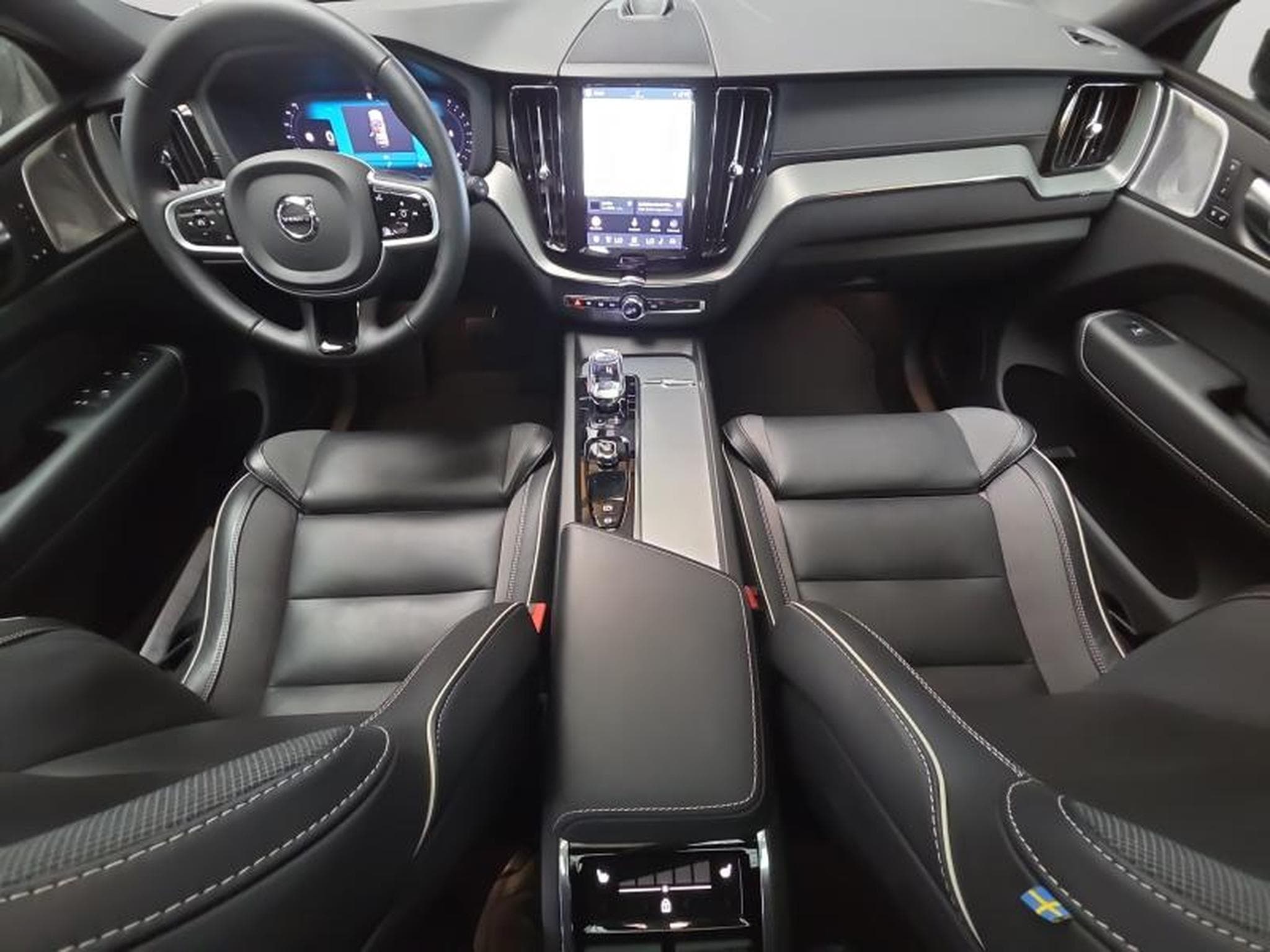 Volvo XC60 B5 AWD Ultra Dark / Essence (2025) - Photo 3